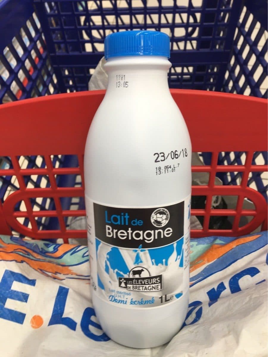 Open Food Facts Lait demi écrémé Eleveurs De Bretagne bouteille 6x1L packshot
