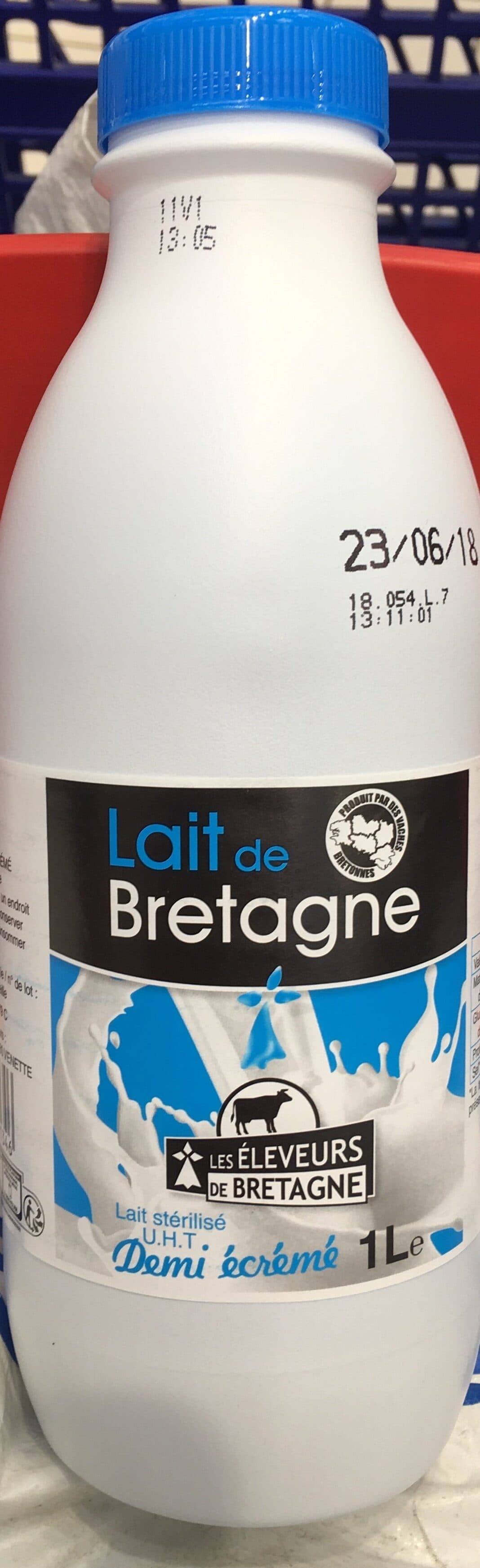Open Food Facts Lait demi écrémé Eleveurs De Bretagne bouteille 6x1L packshot