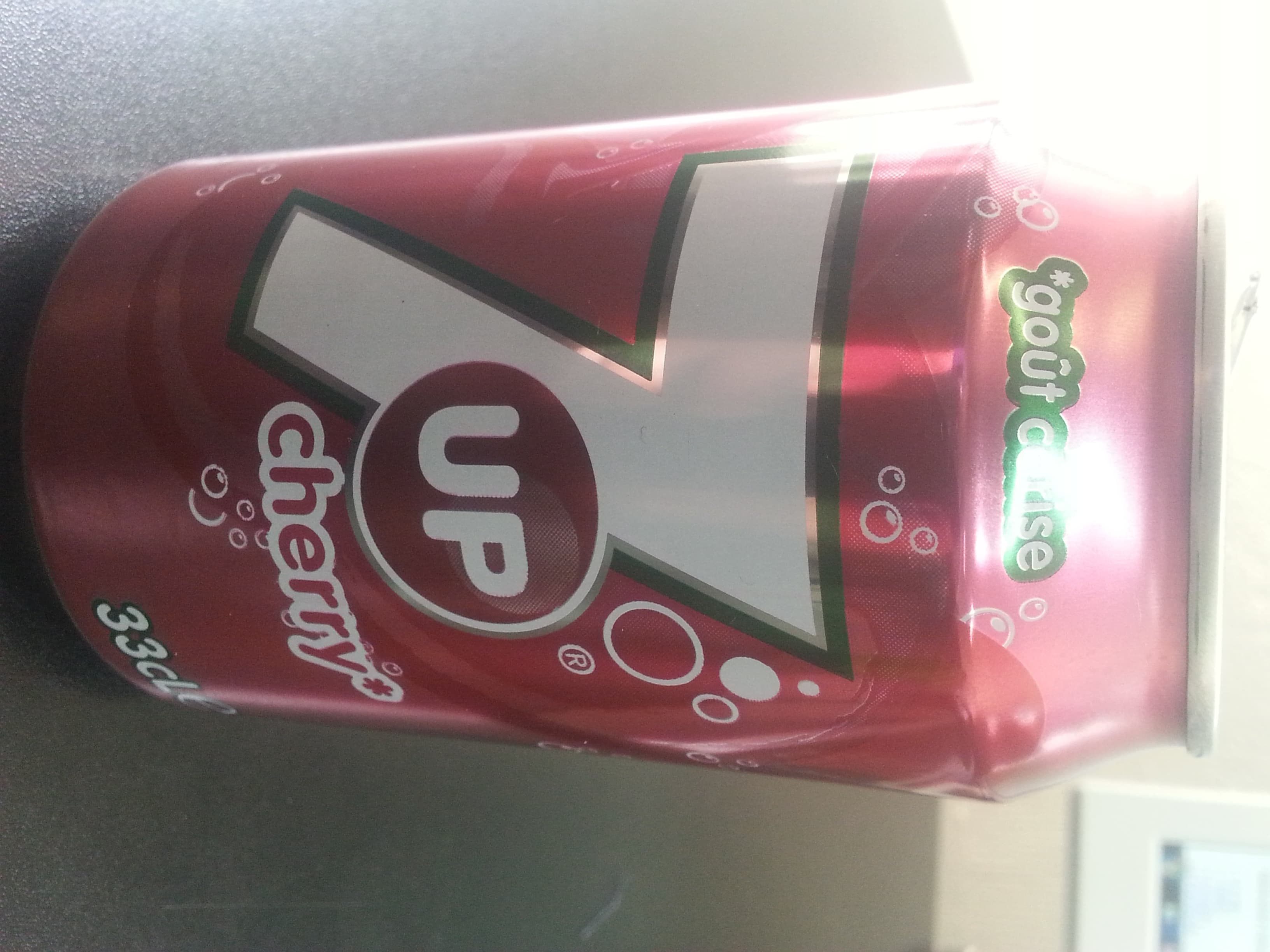 7UP Boisson 7up goût cerise packshot