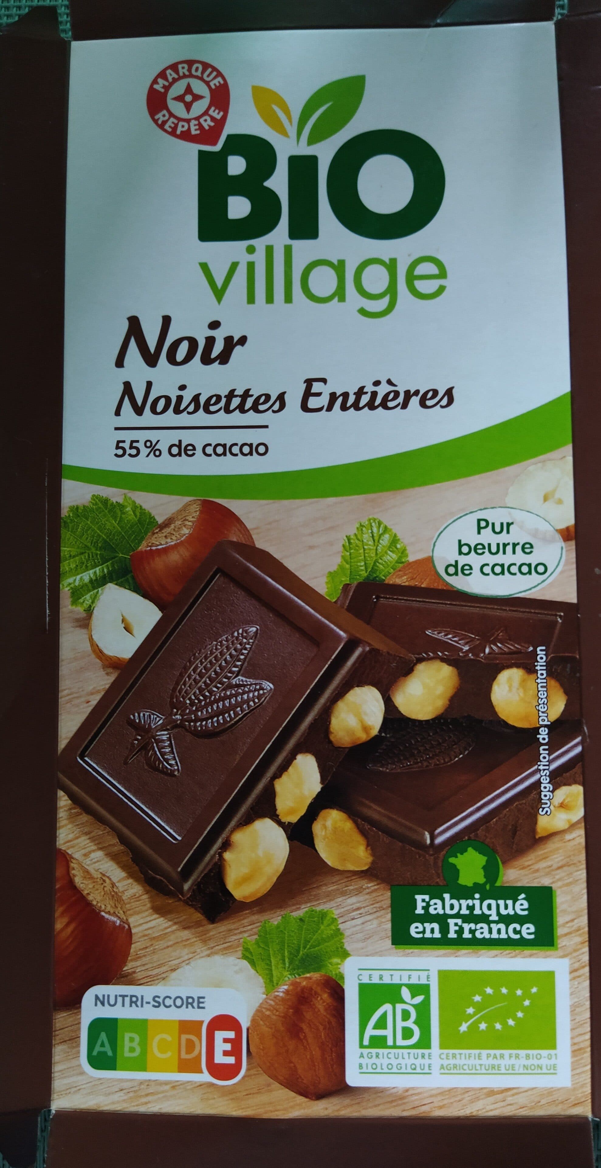 Bio Village Chocolat noir noisettes entières packshot