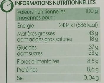 Bio Village Chocolat noir noisettes entières packshot