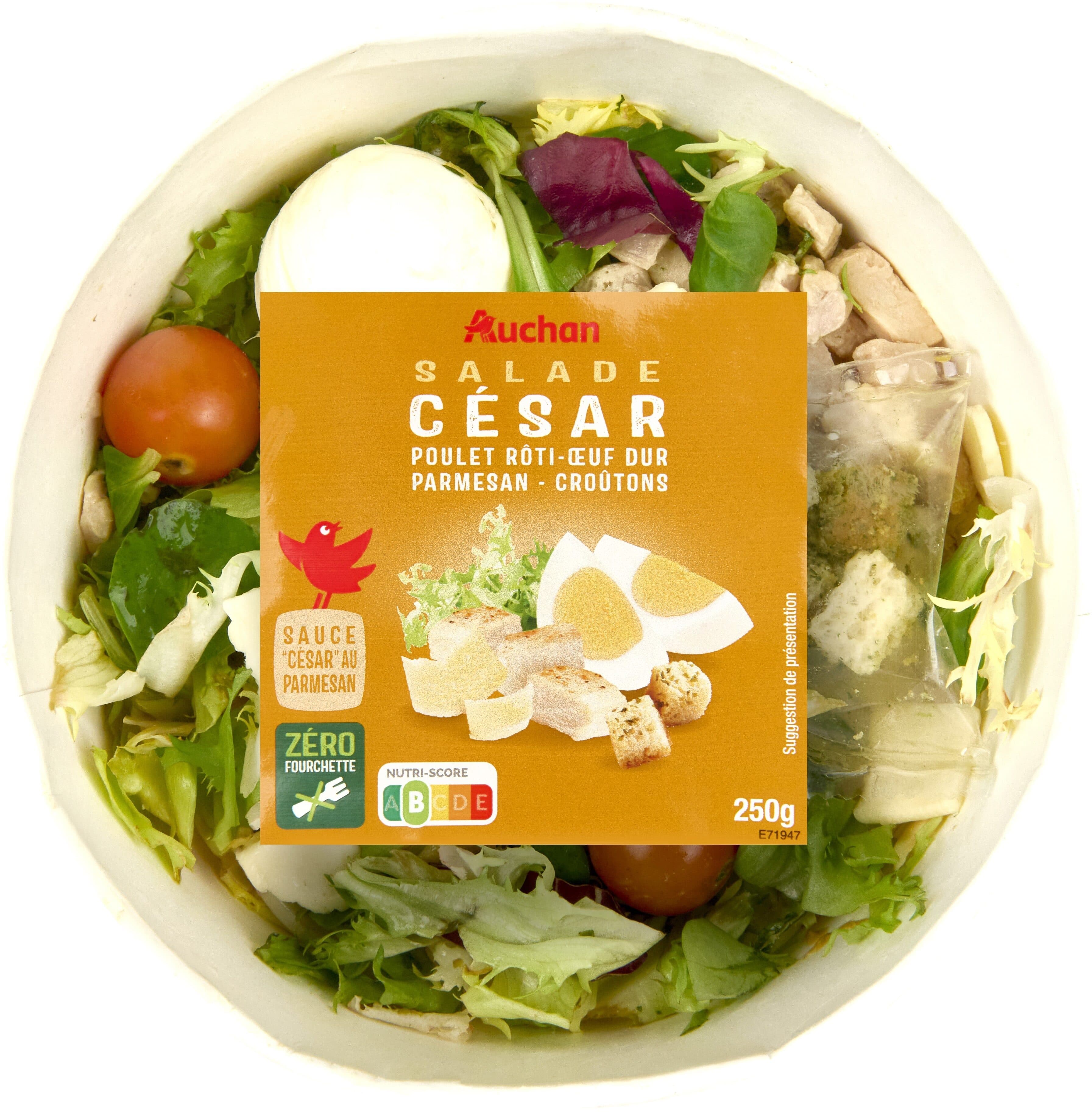 Auchan Salade CésarPoulet rôti, Oeuf dur, Copeaux de parmesan et croûtons. Sauce packshot