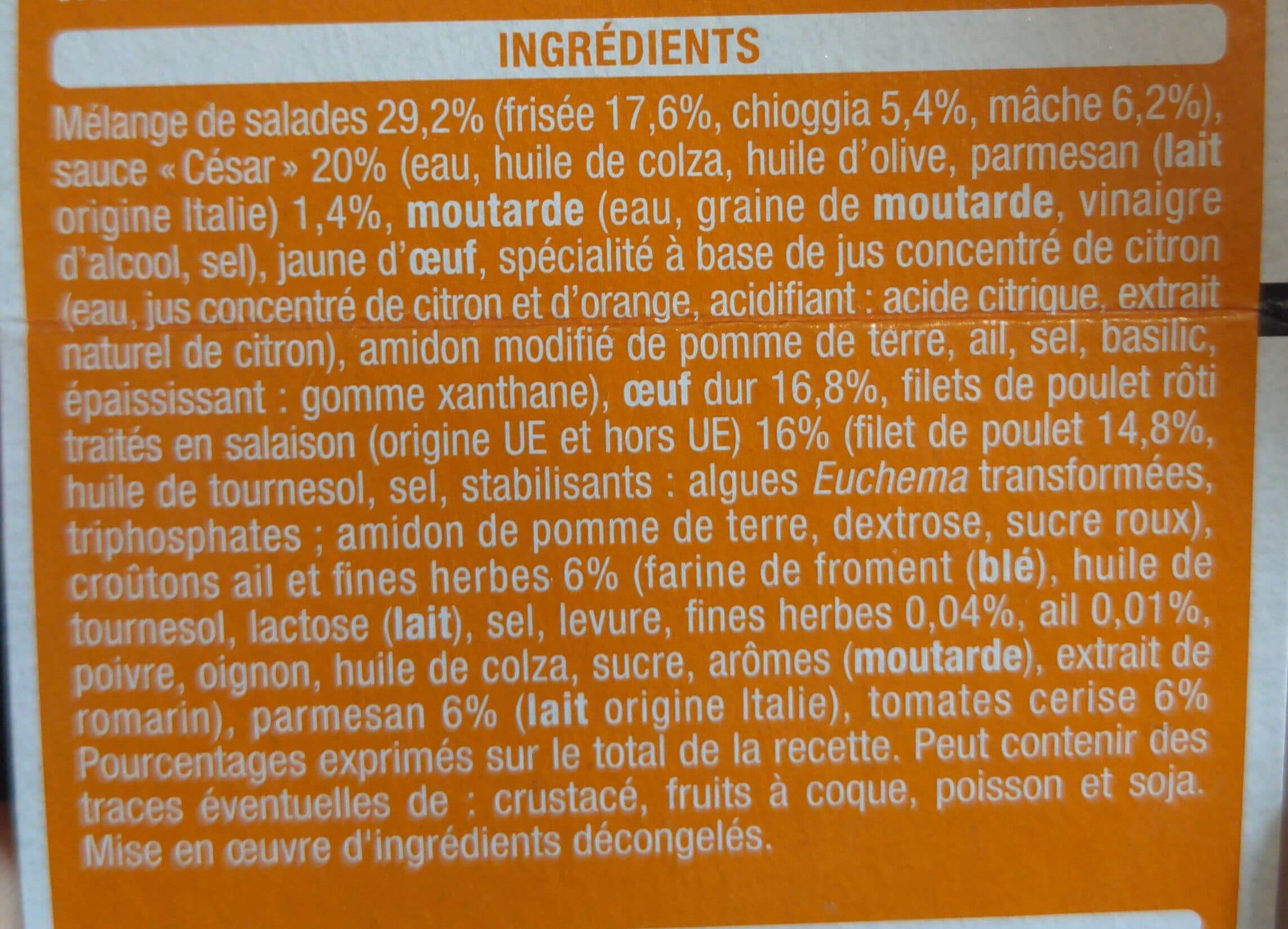 Auchan Salade CésarPoulet rôti, Oeuf dur, Copeaux de parmesan et croûtons. Sauce packshot