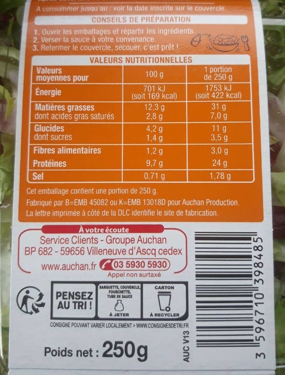Auchan Salade CésarPoulet rôti, Oeuf dur, Copeaux de parmesan et croûtons. Sauce packshot