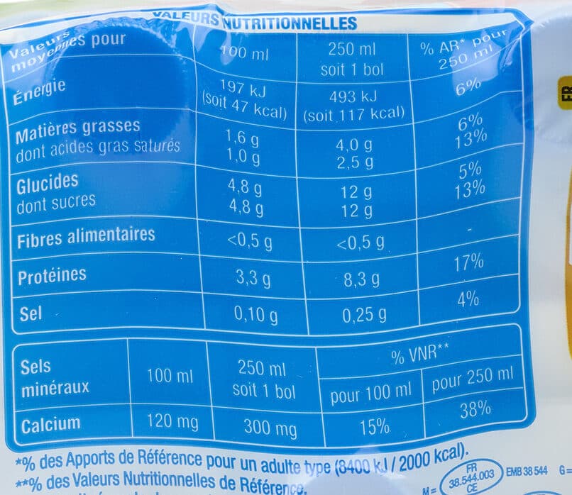 Auchan Lait demi-écréméen face avant ne pas mettre de picto nutritionnel ni la phrase de renvoi % des Repères ou AQR packshot