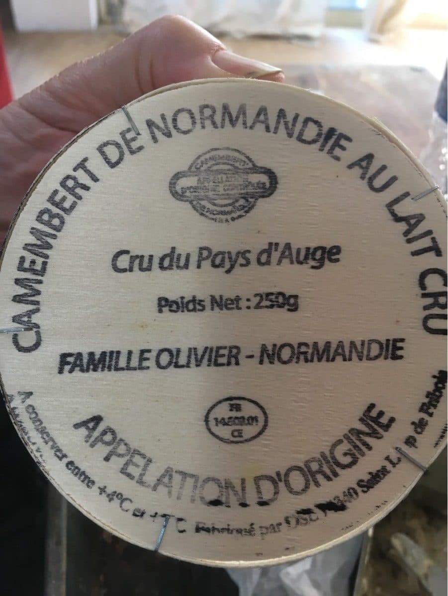 Famille Olivier Camembert de normandie au lait cru du pays d'Auge packshot