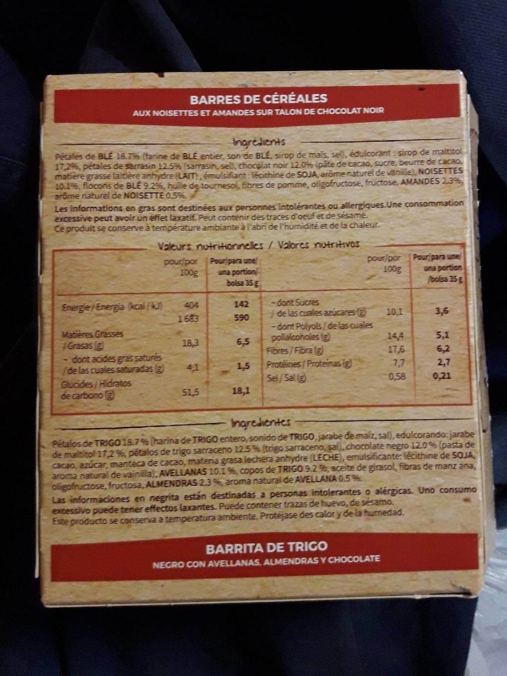 Dietbon Barre de céréales aux noisettes et amandes sur talon de chocolat noir packshot