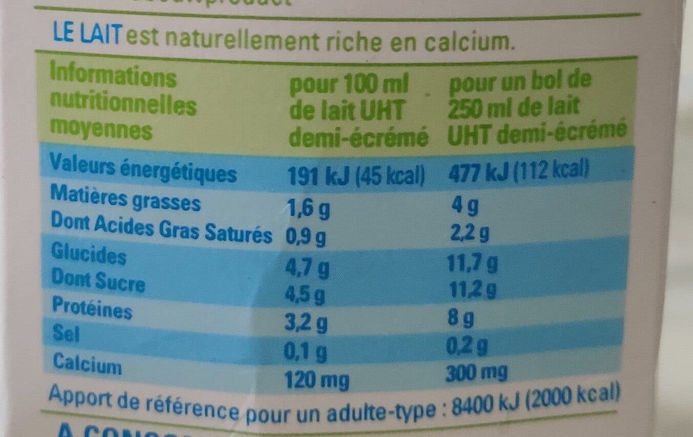 Vilactée Lait demi-écrémé bio packshot