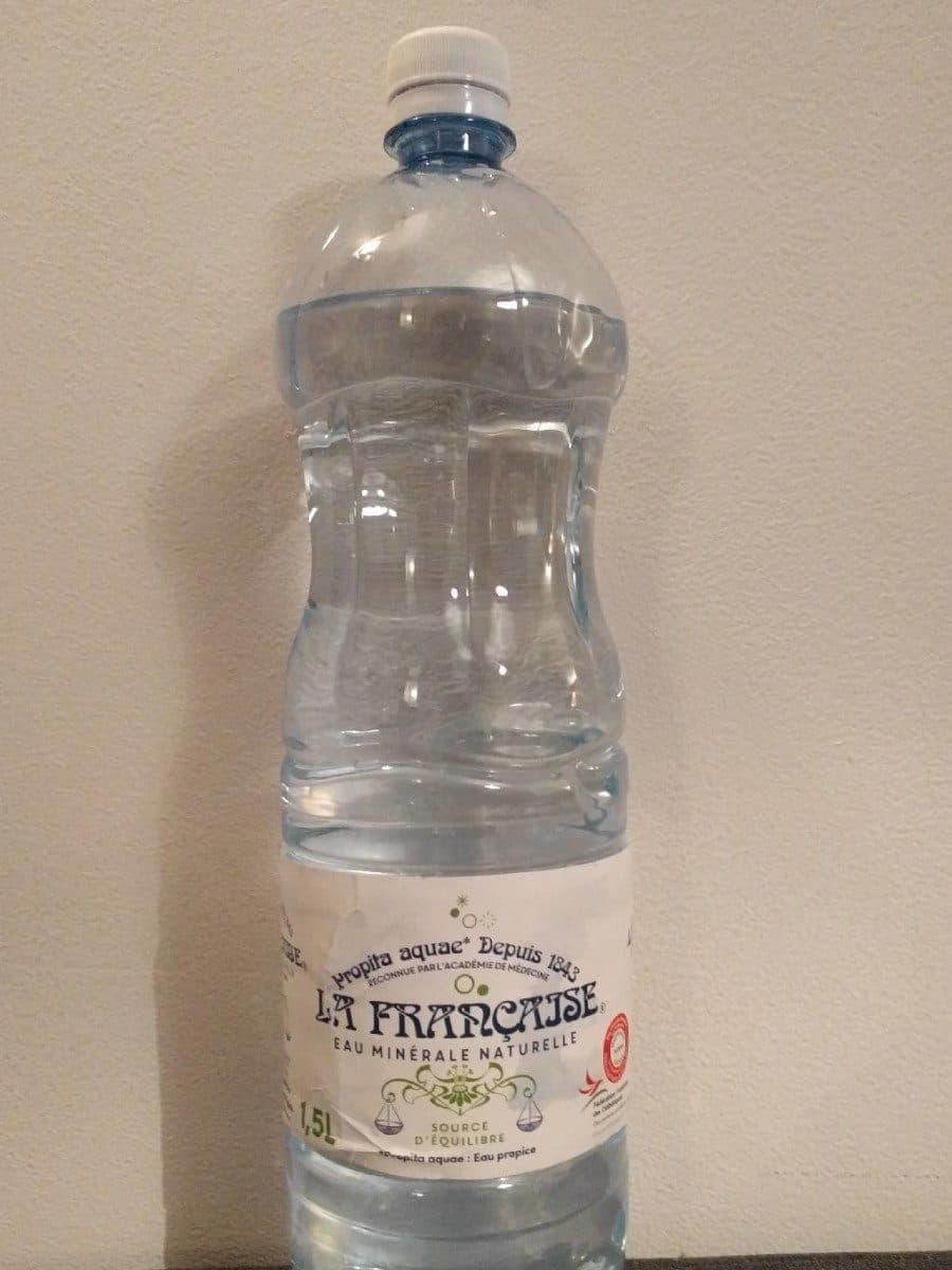 La française Eau minérale naturelle packshot