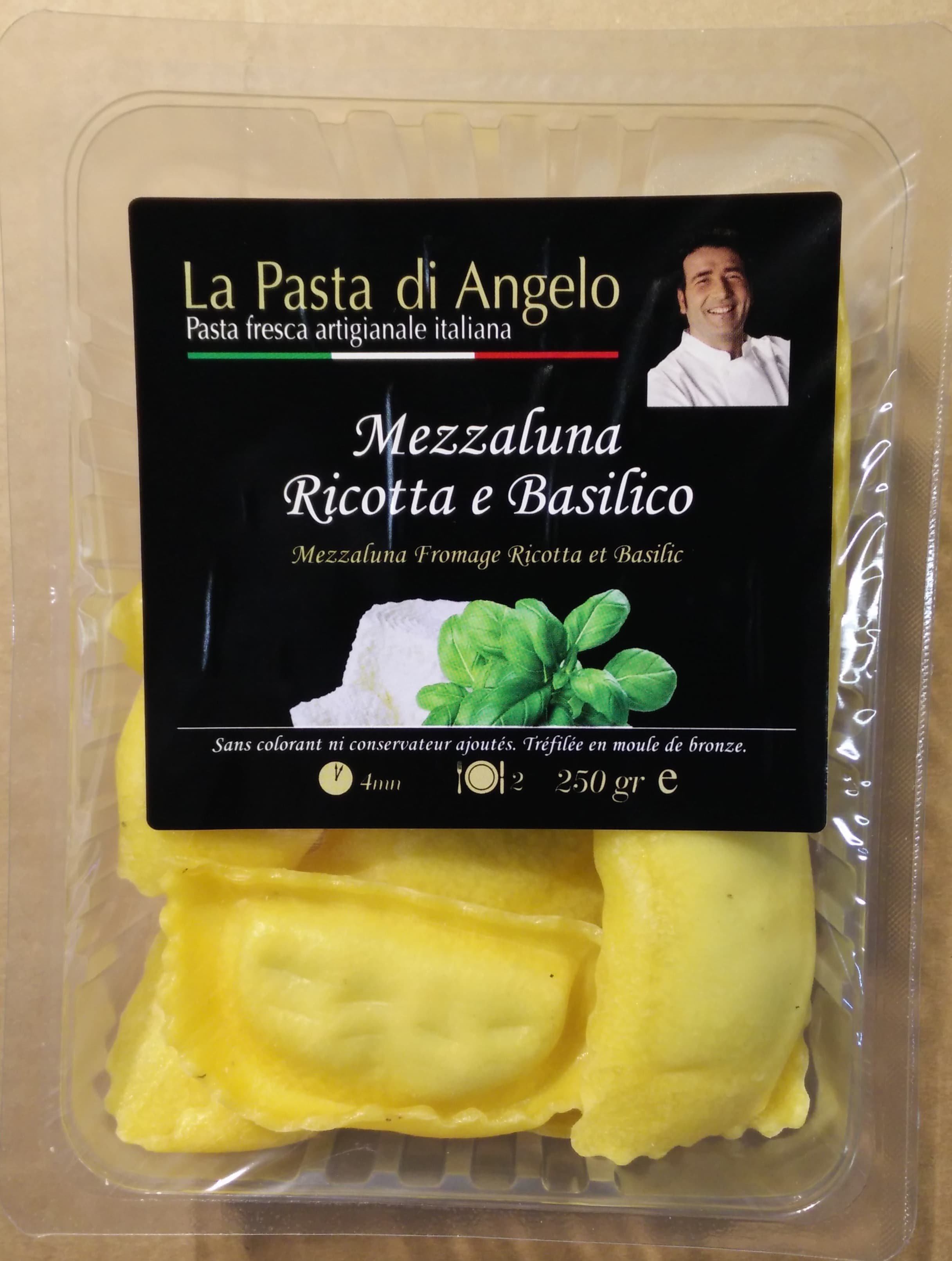 La Pasta di Angelo Mezzaluna Ricotta e Basilico packshot