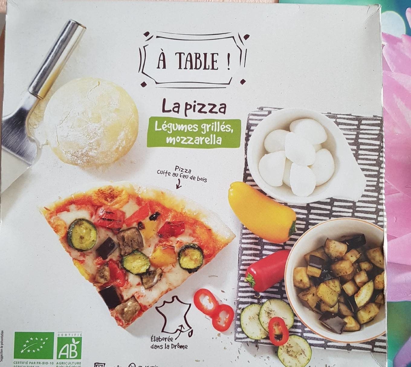 À TABLE! Pizza légumes grillés, mozzarella packshot