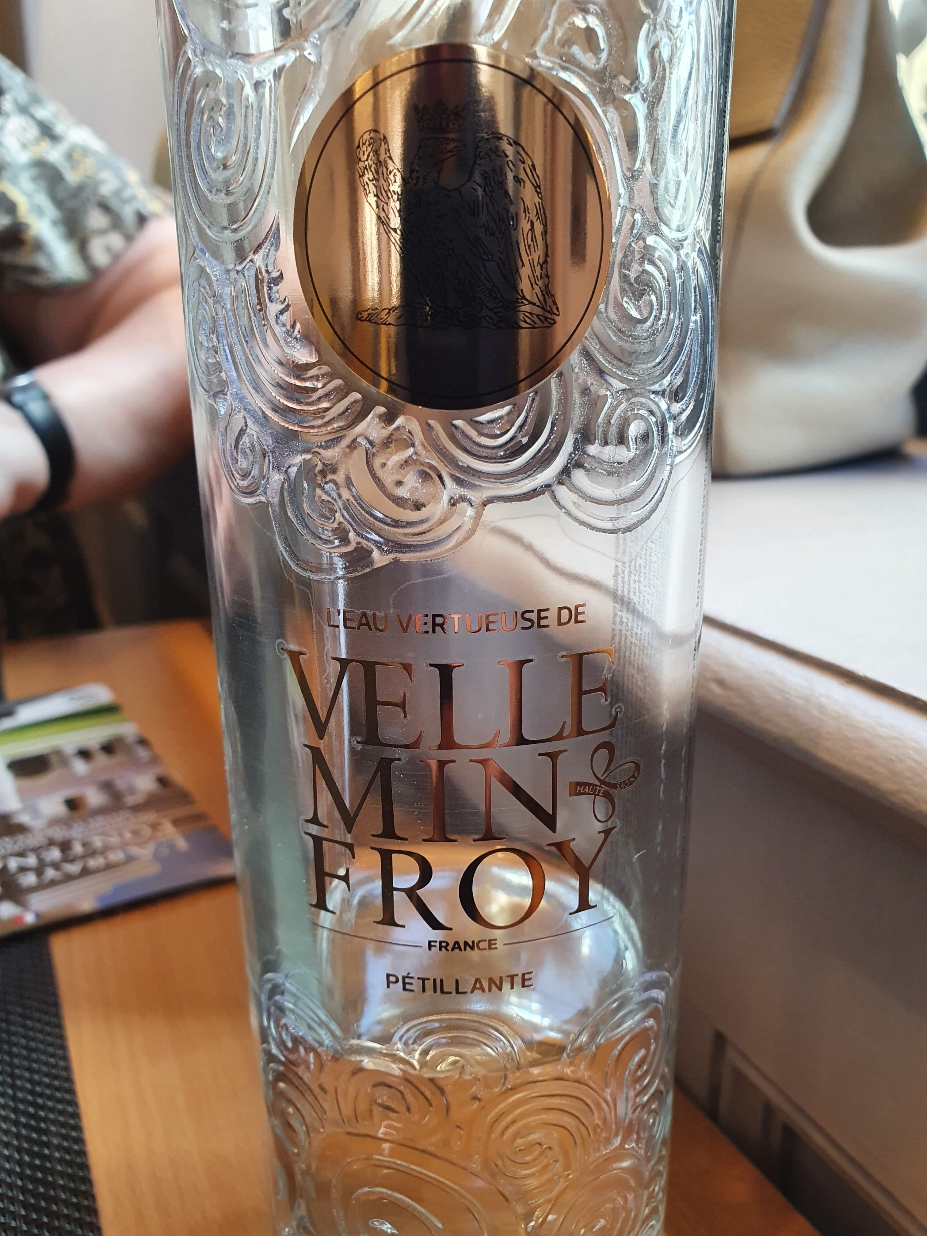velle min froy Eau minérale naturelle pétillante 0,75L verre Prestige packshot