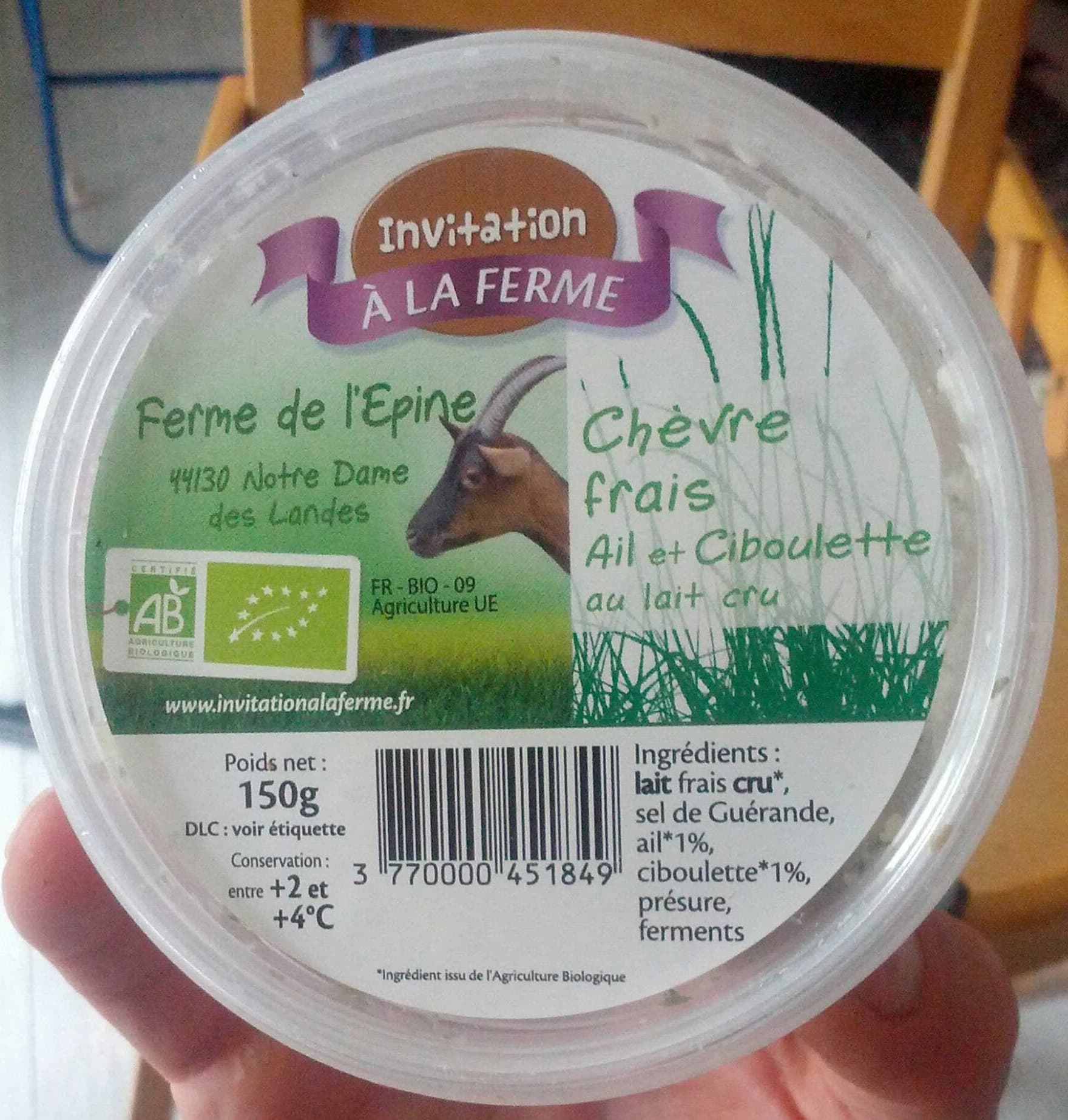 invitation à la ferme Chèvre frais ail et ciboulette au lait cru packshot