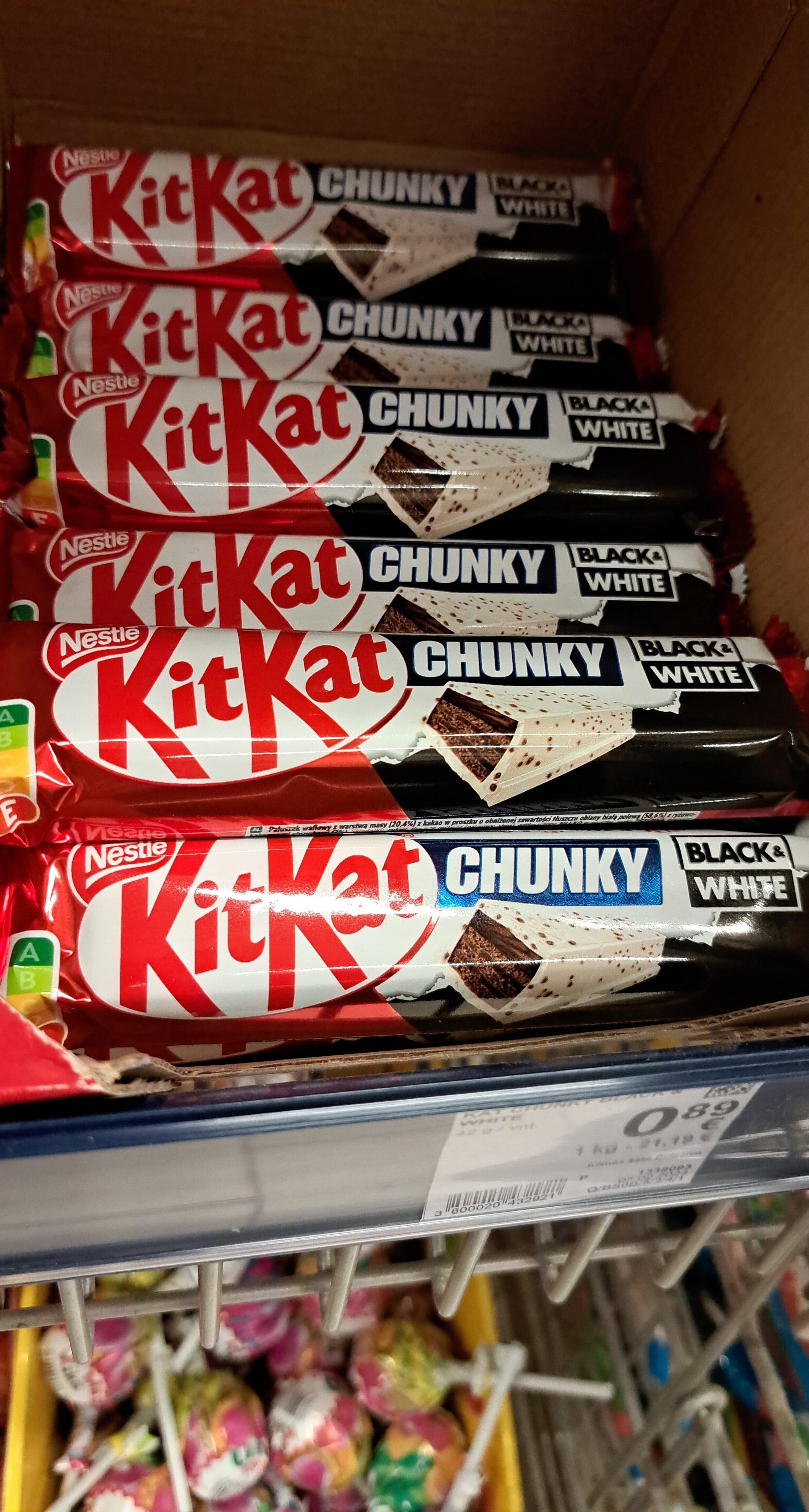 Nestlé Kitkas black white packshot