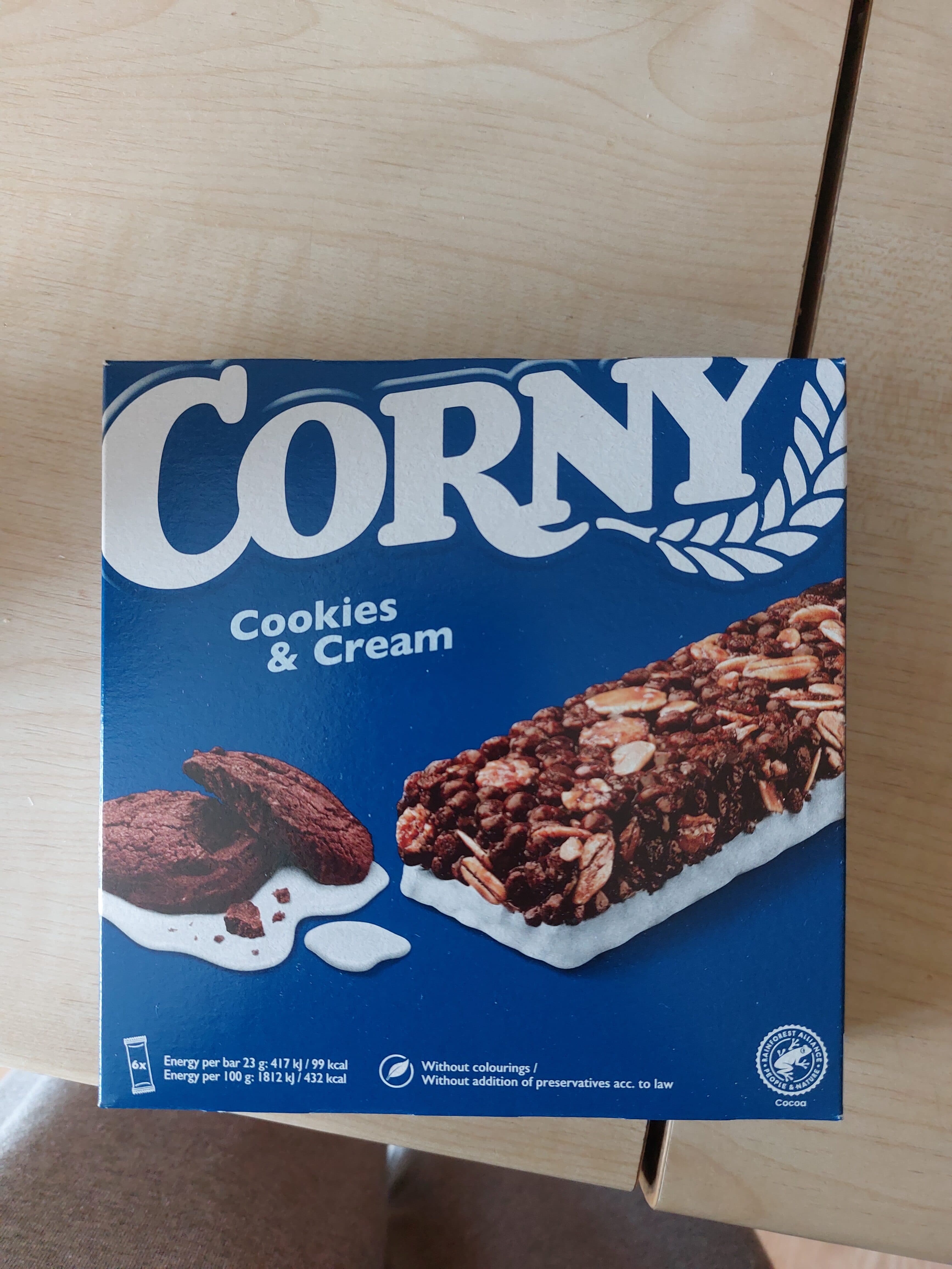 CORNY Müsli bar with cocoa cookie pieces and cream glaze packshot