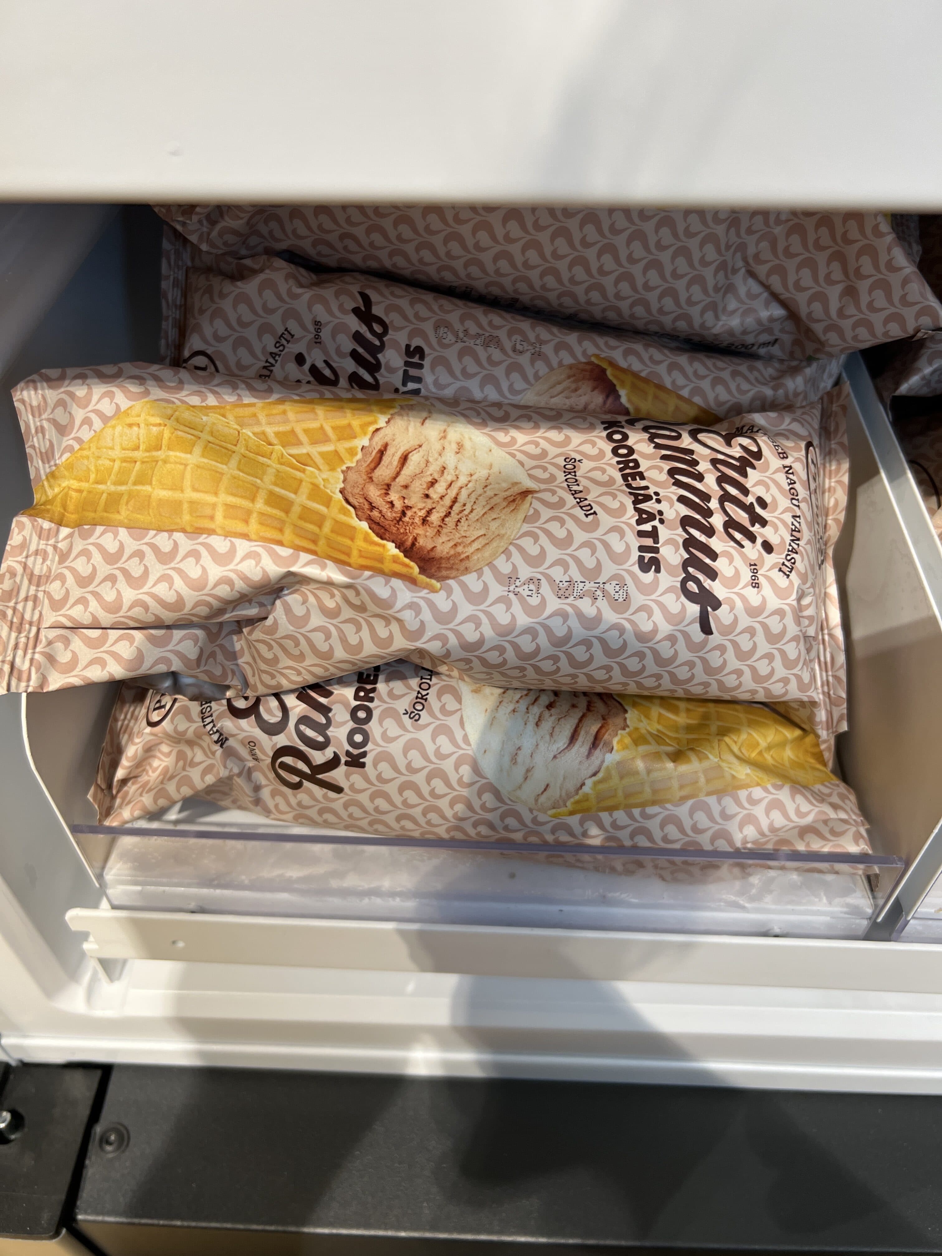 Premia Eriti rammus koorejäätis šokolaad packshot