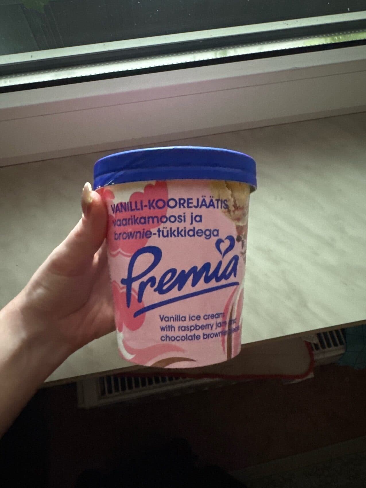 Premia Vanilli-Koorejäätis Vaarikamoosi Ja Brownie Tükkidega packshot