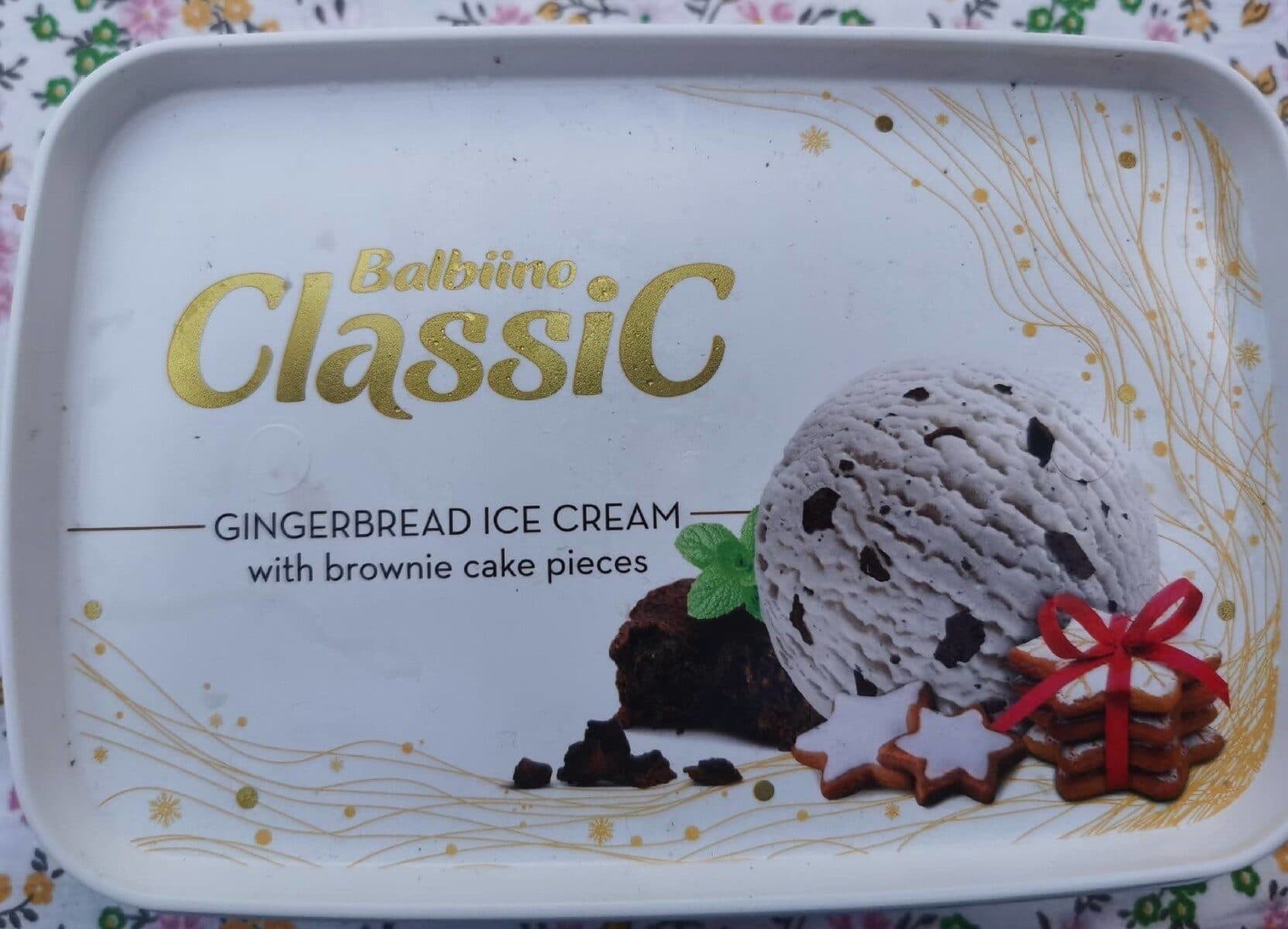 Gingerbread ice creamwith brownie cake pieces packshot