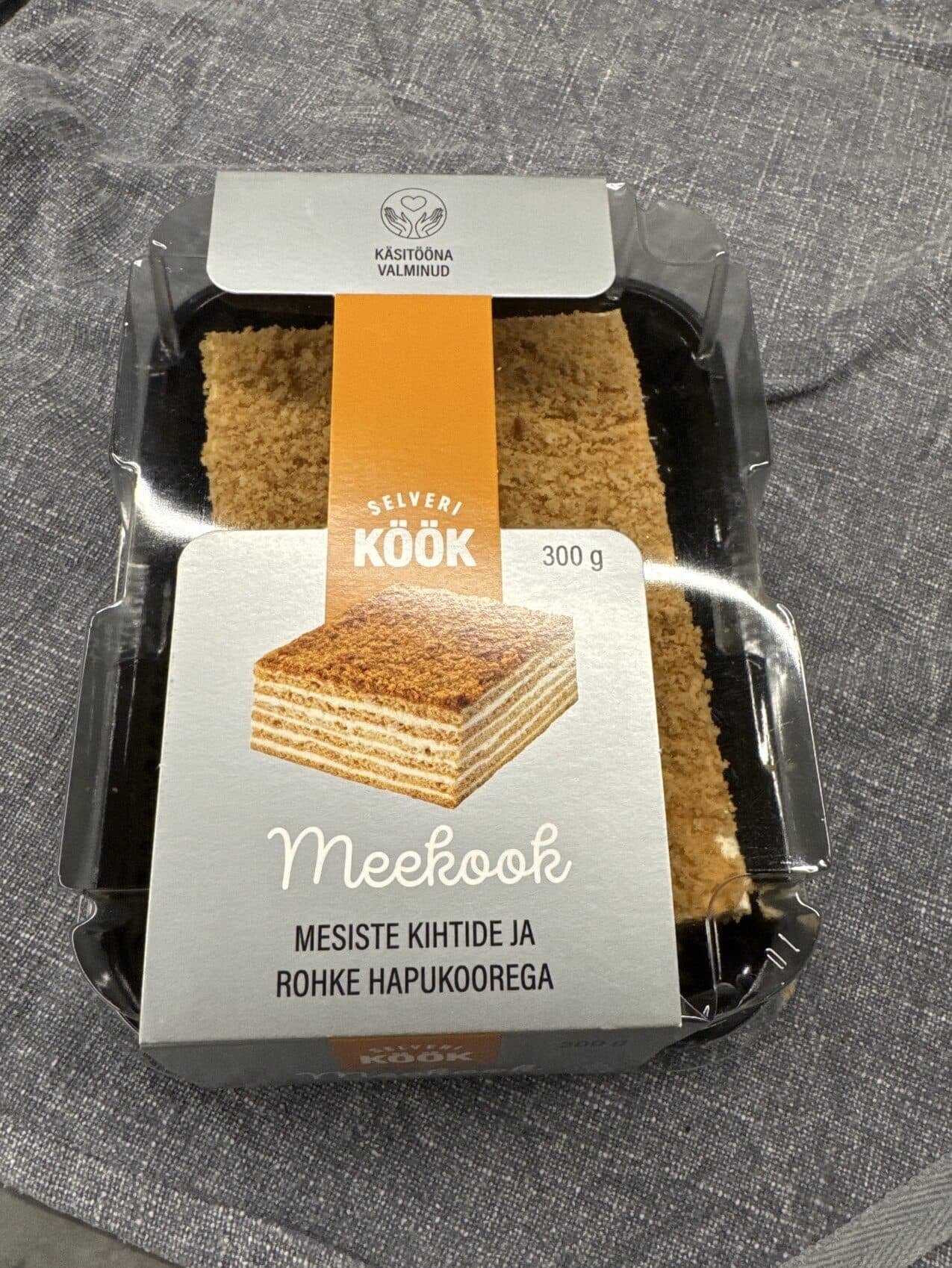 Selveri köök Meekook mesiste kihtide ja rohke hapukoorega packshot