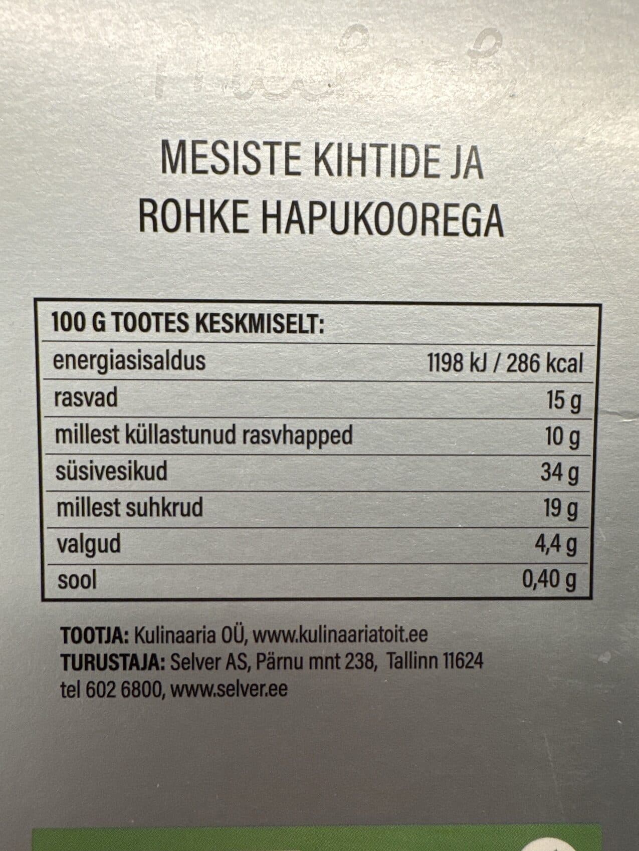 Selveri köök Meekook mesiste kihtide ja rohke hapukoorega packshot
