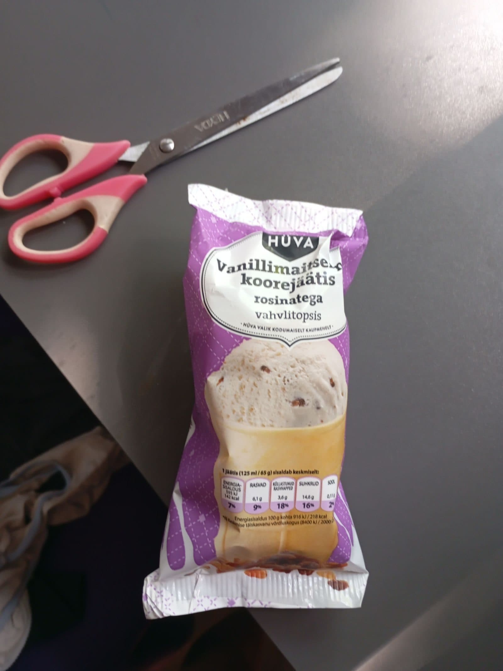 HÜVA Vanilla Ice Cream with Raisins packshot