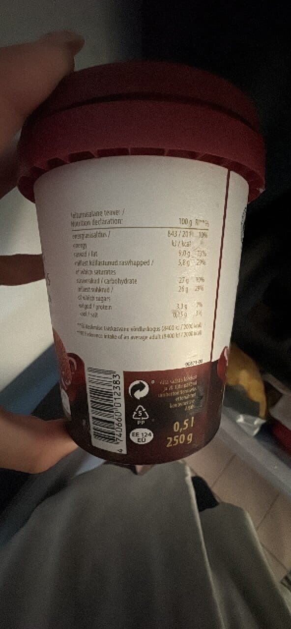 Coop šokolaadi koorejäätis kirsilisandiga packshot