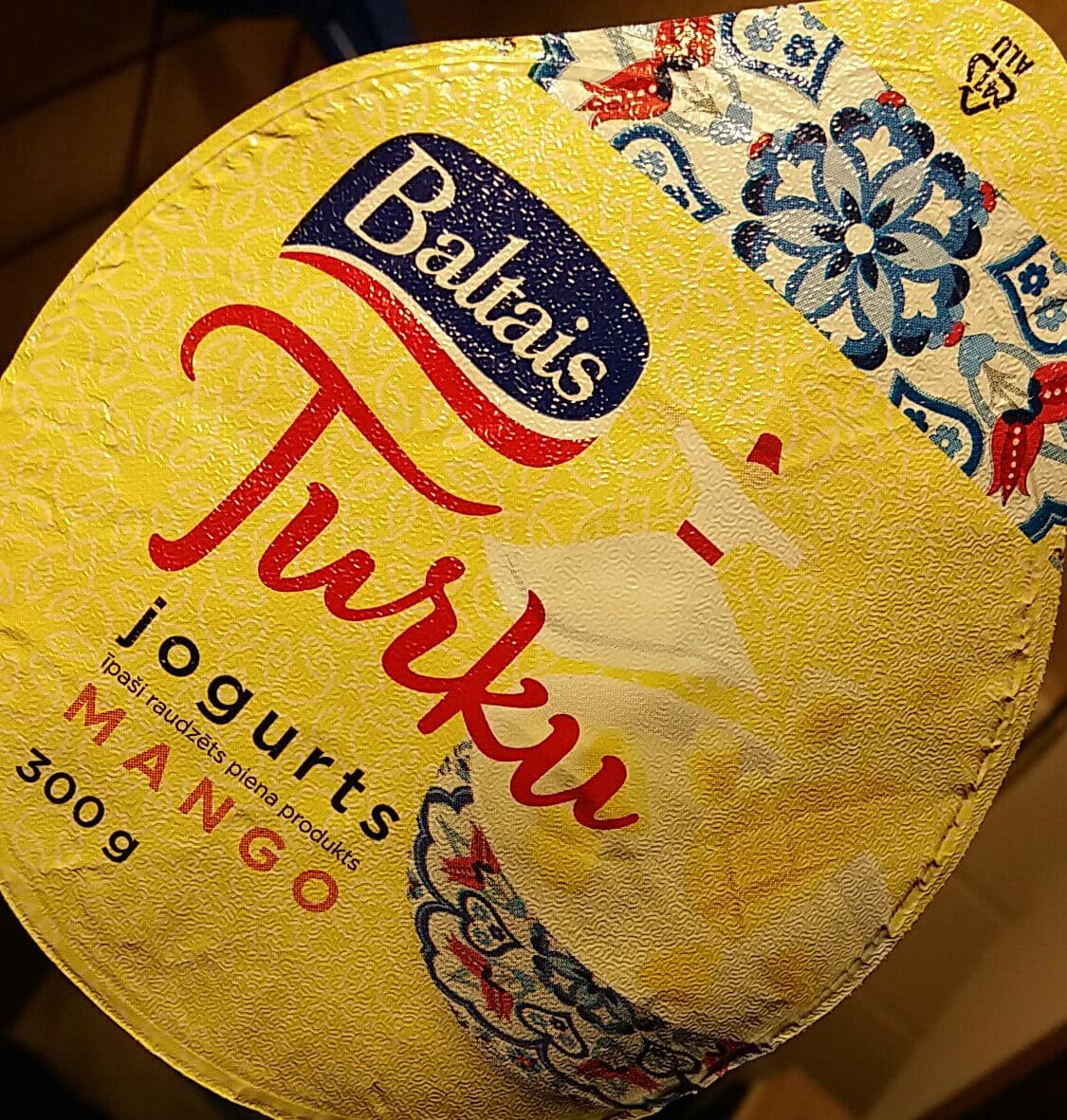 Baltais Turku jogurts. Mango packshot