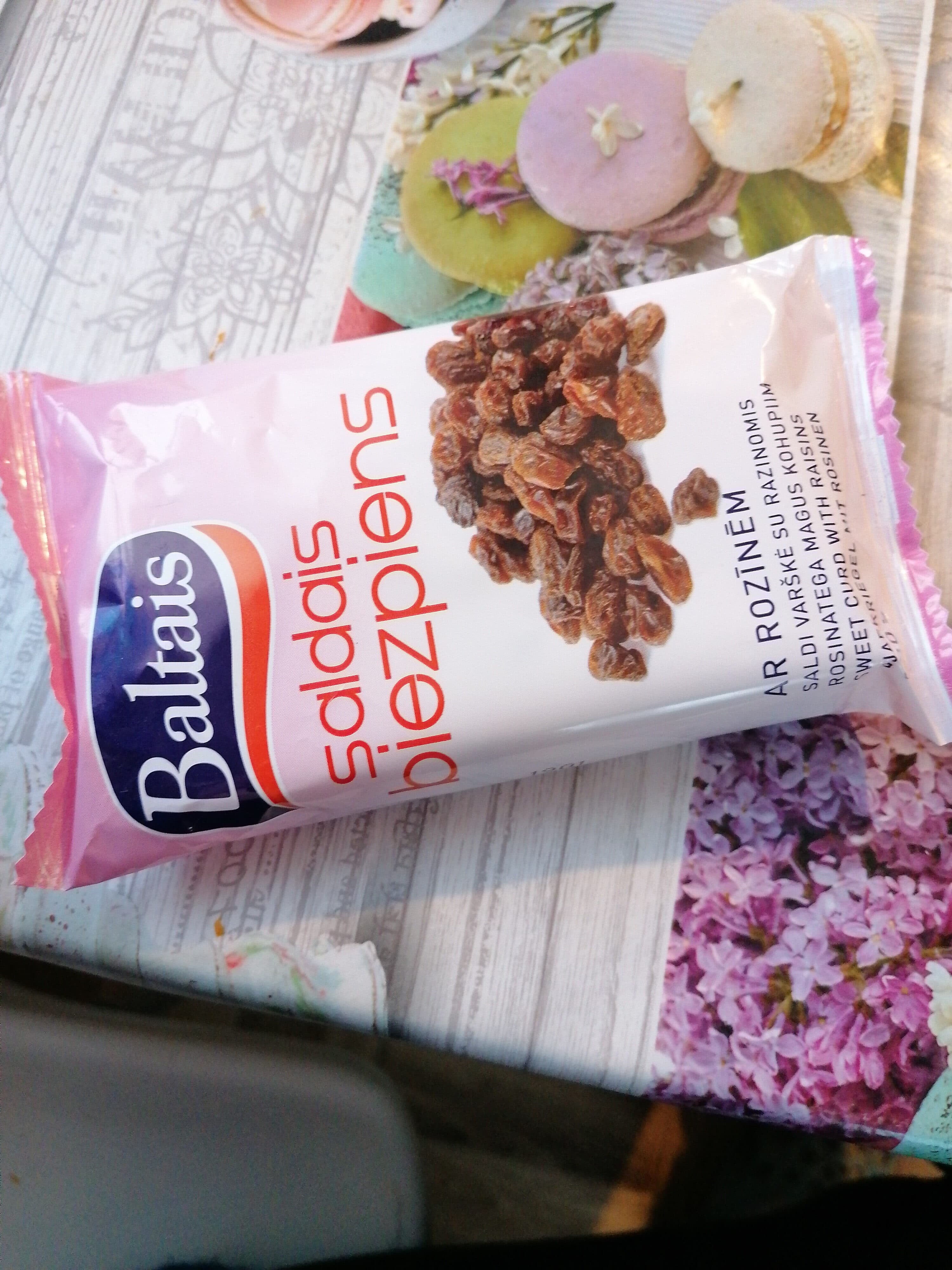 Baltais saldais biezpiens ar rozīnēm packshot