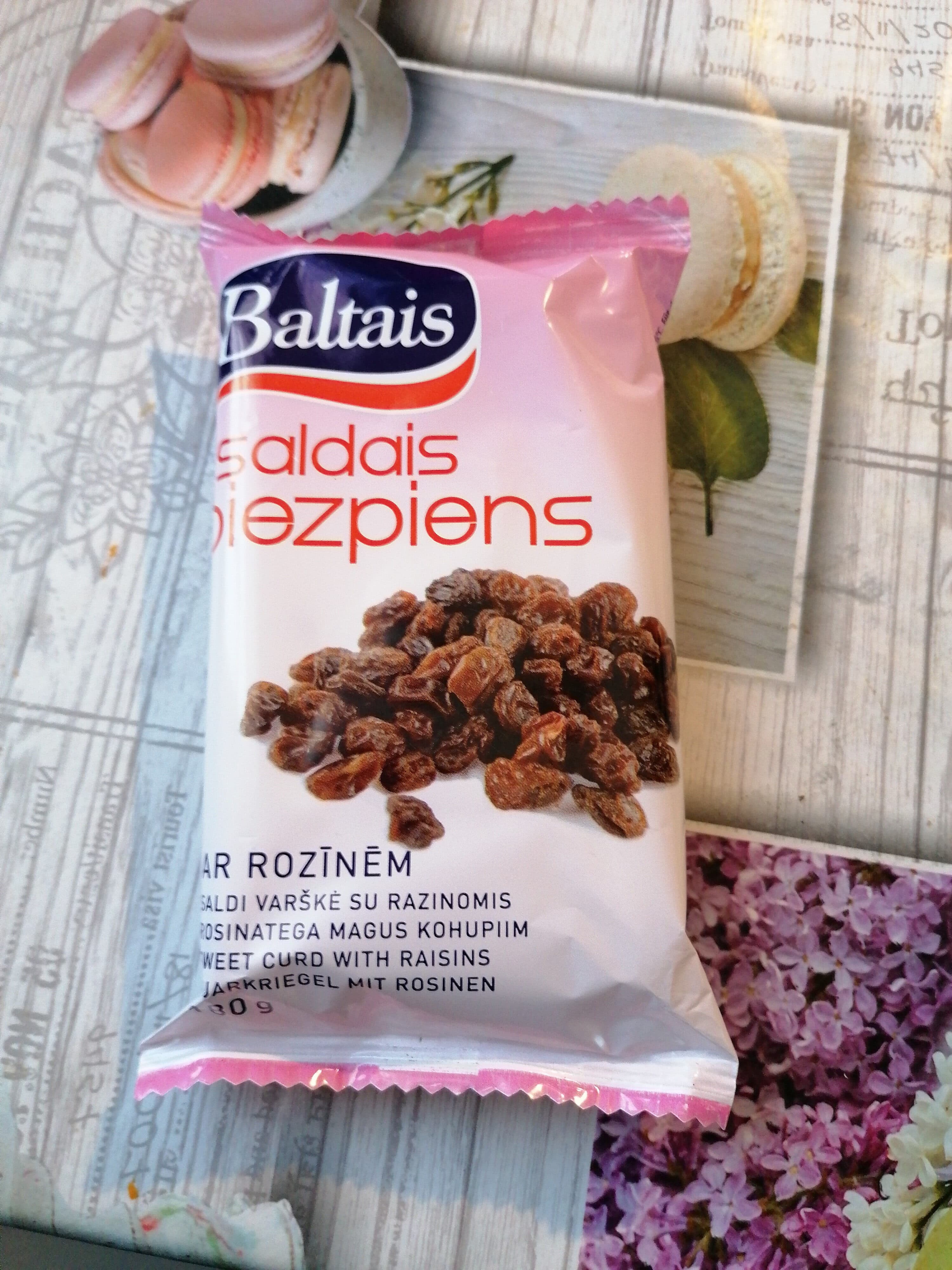 Baltais saldais biezpiens ar rozīnēm packshot