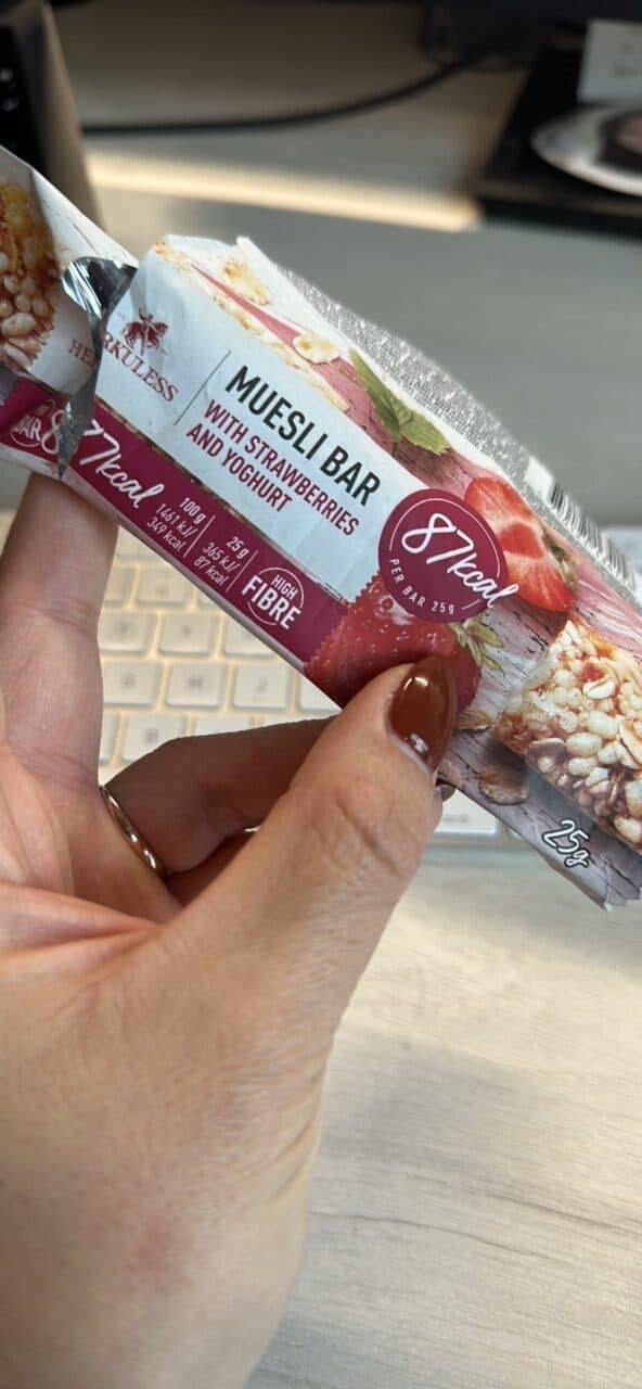 Hercules Muesli Bar with Strawberries and Yoghurt packshot