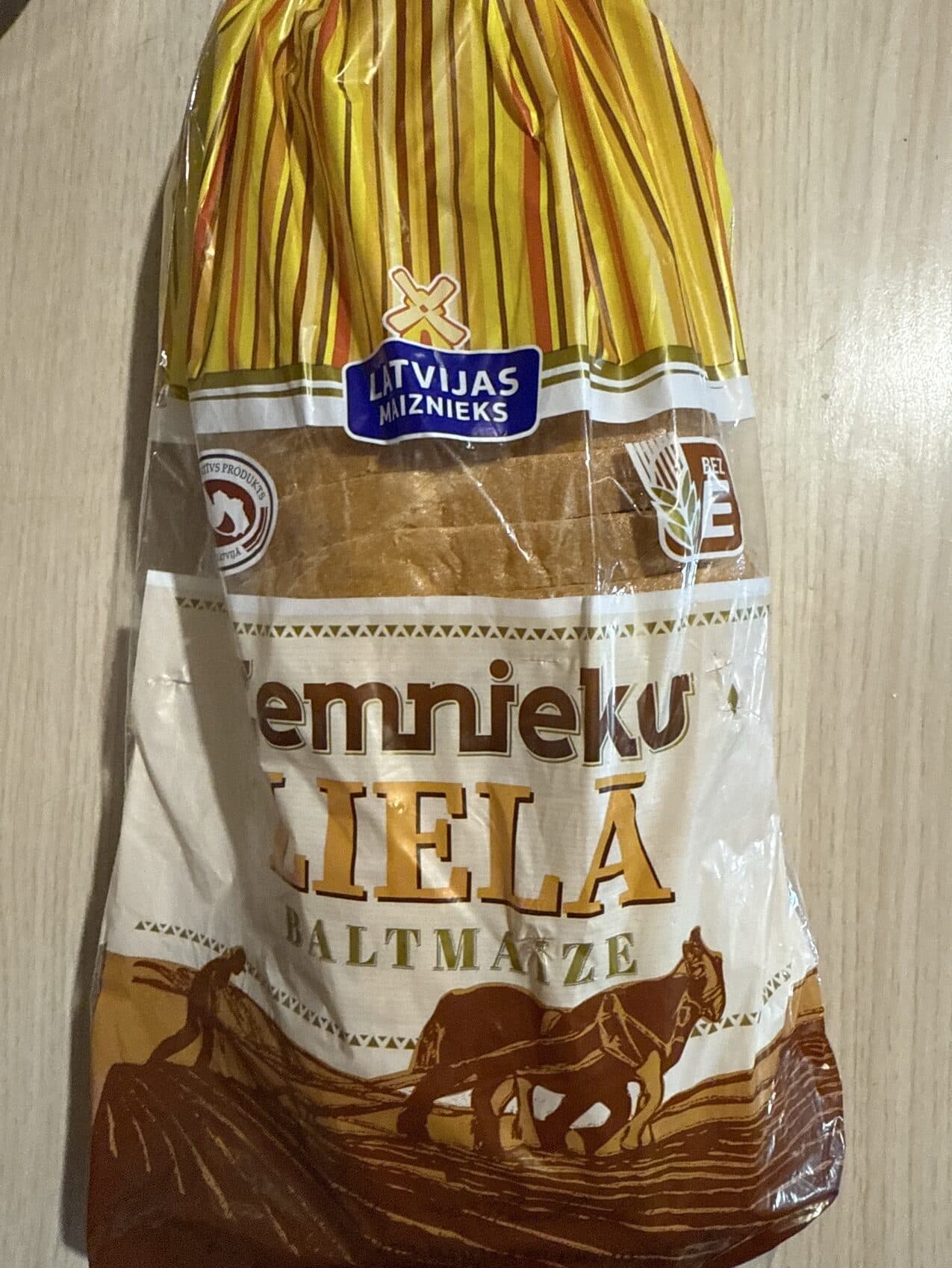 Latvijas Maiznieks Zemnieku LIELA Baltmaize White Bread packshot