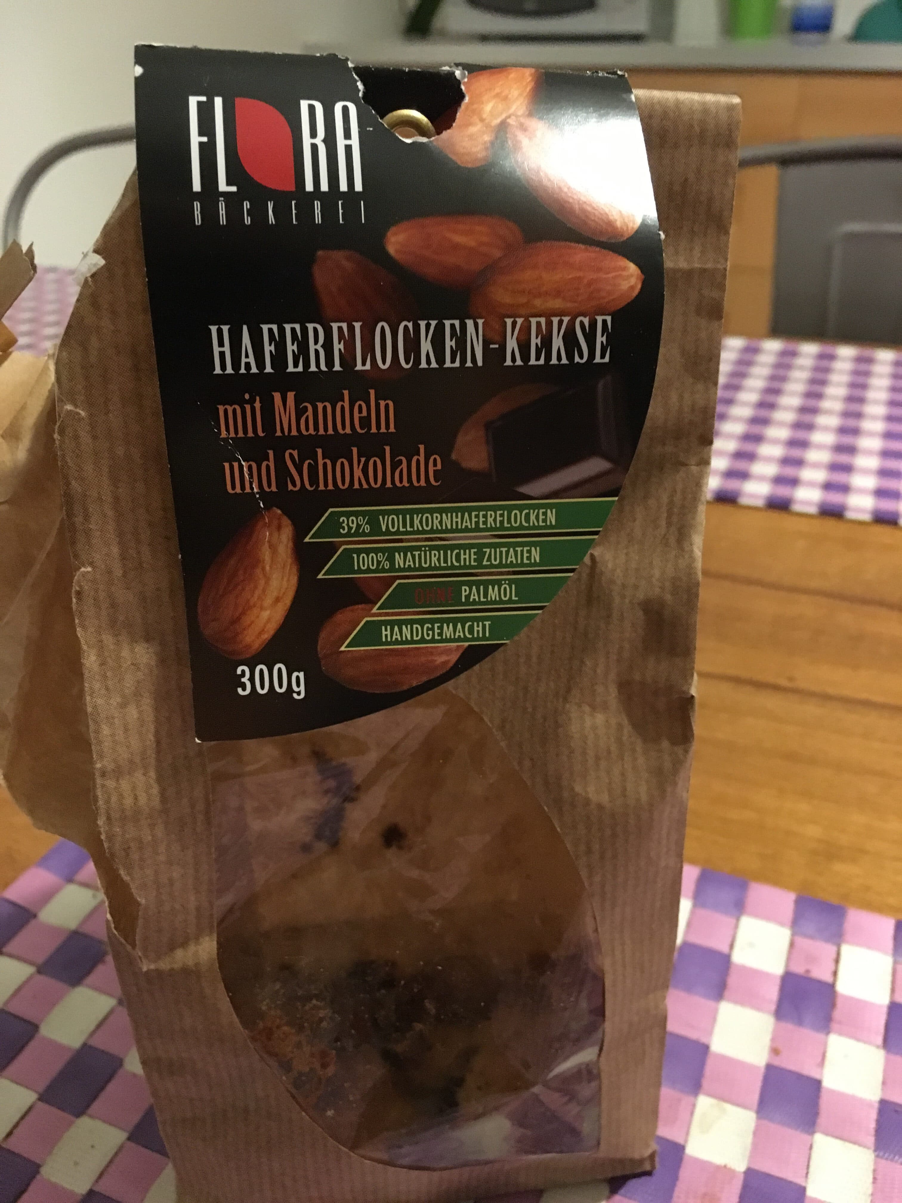 Flora Haferflocken-Kekse mit Mandeln und Schocko packshot