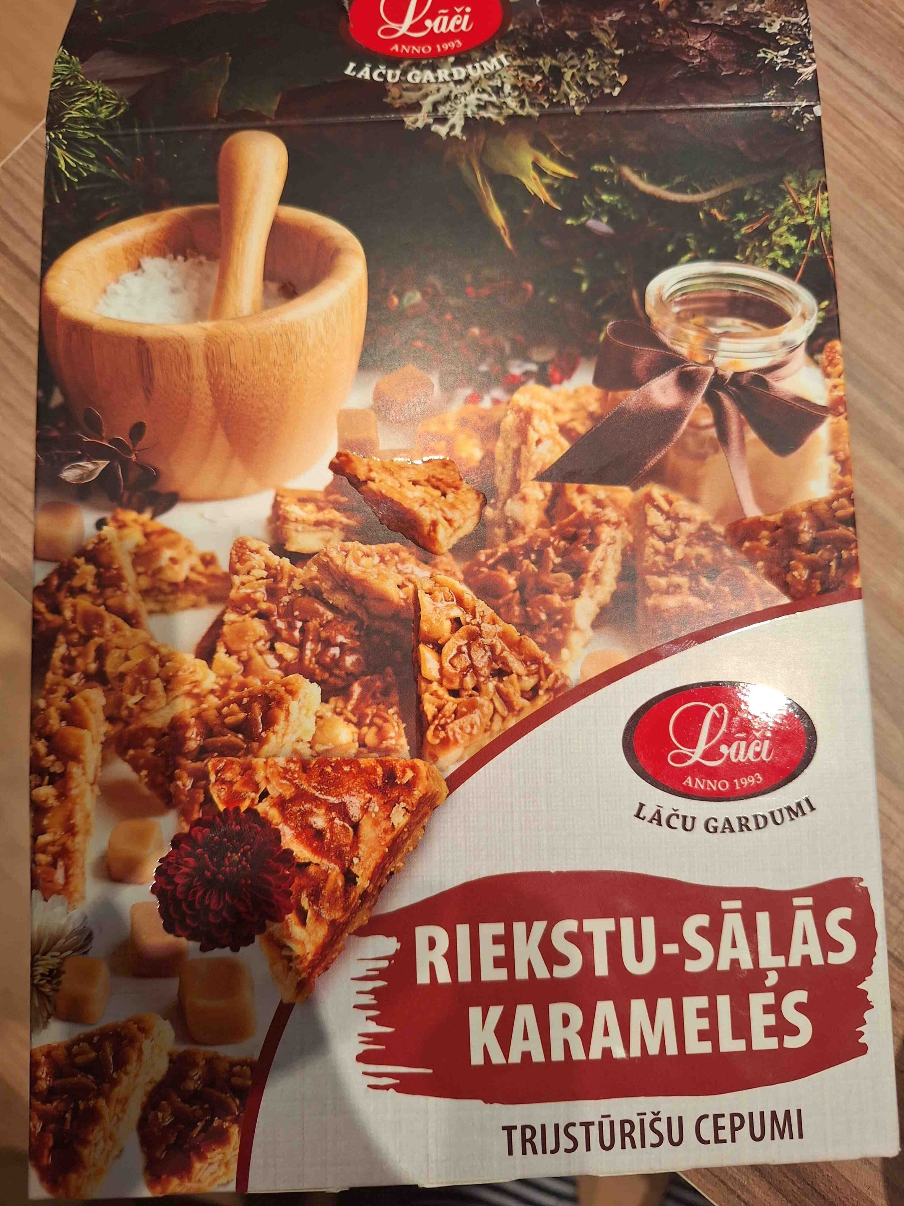 Lāči Triangle cookies with nuts and salted caramel packshot