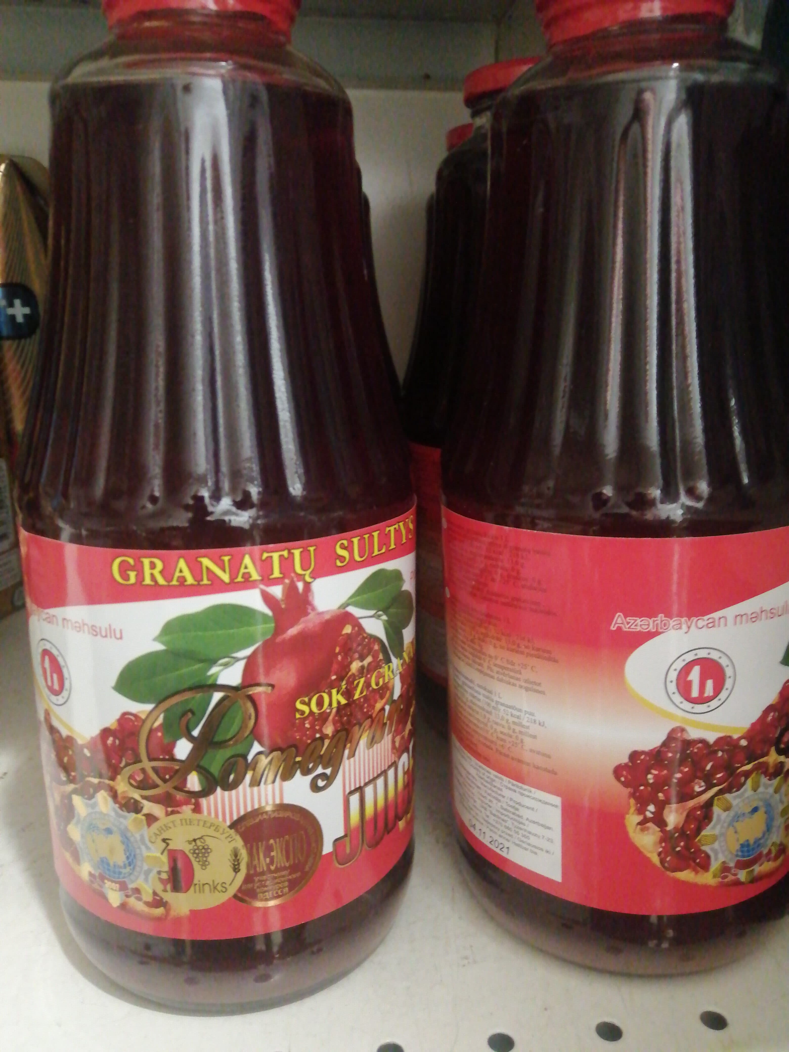 Pomegranate juice packshot