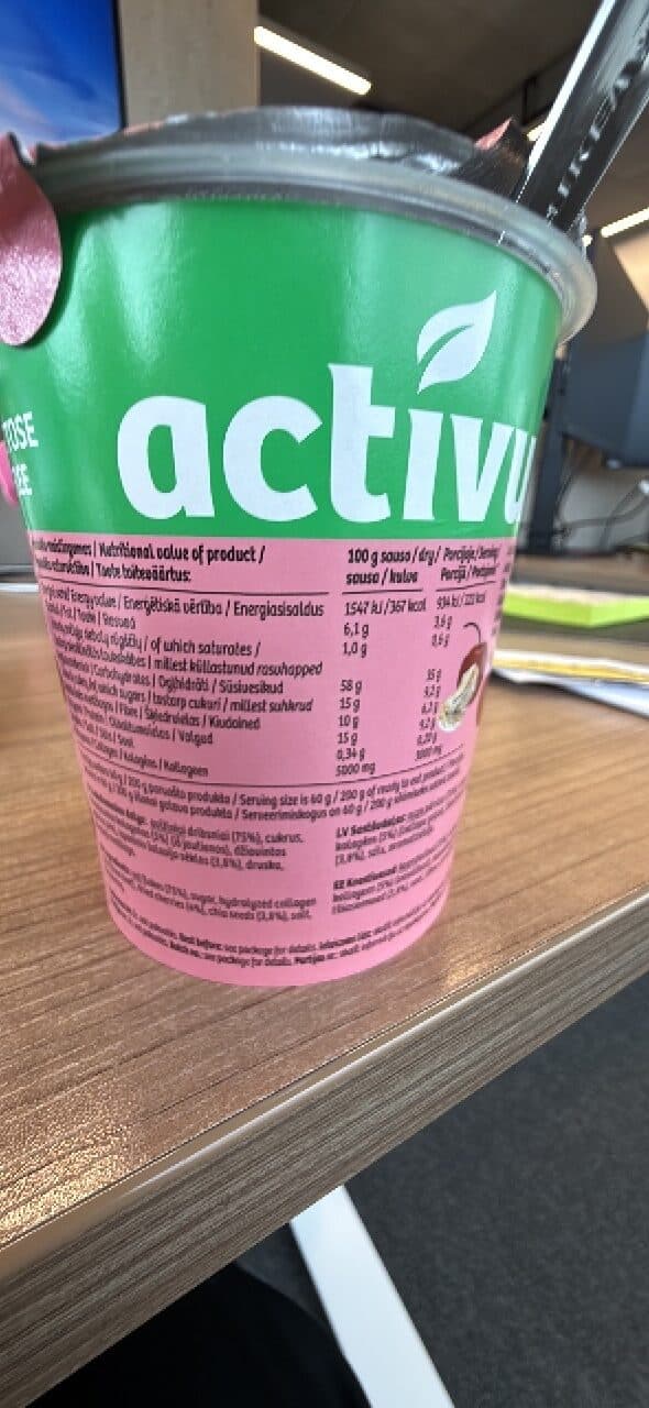 activus Oat porridge with cherries and chia seeds packshot
