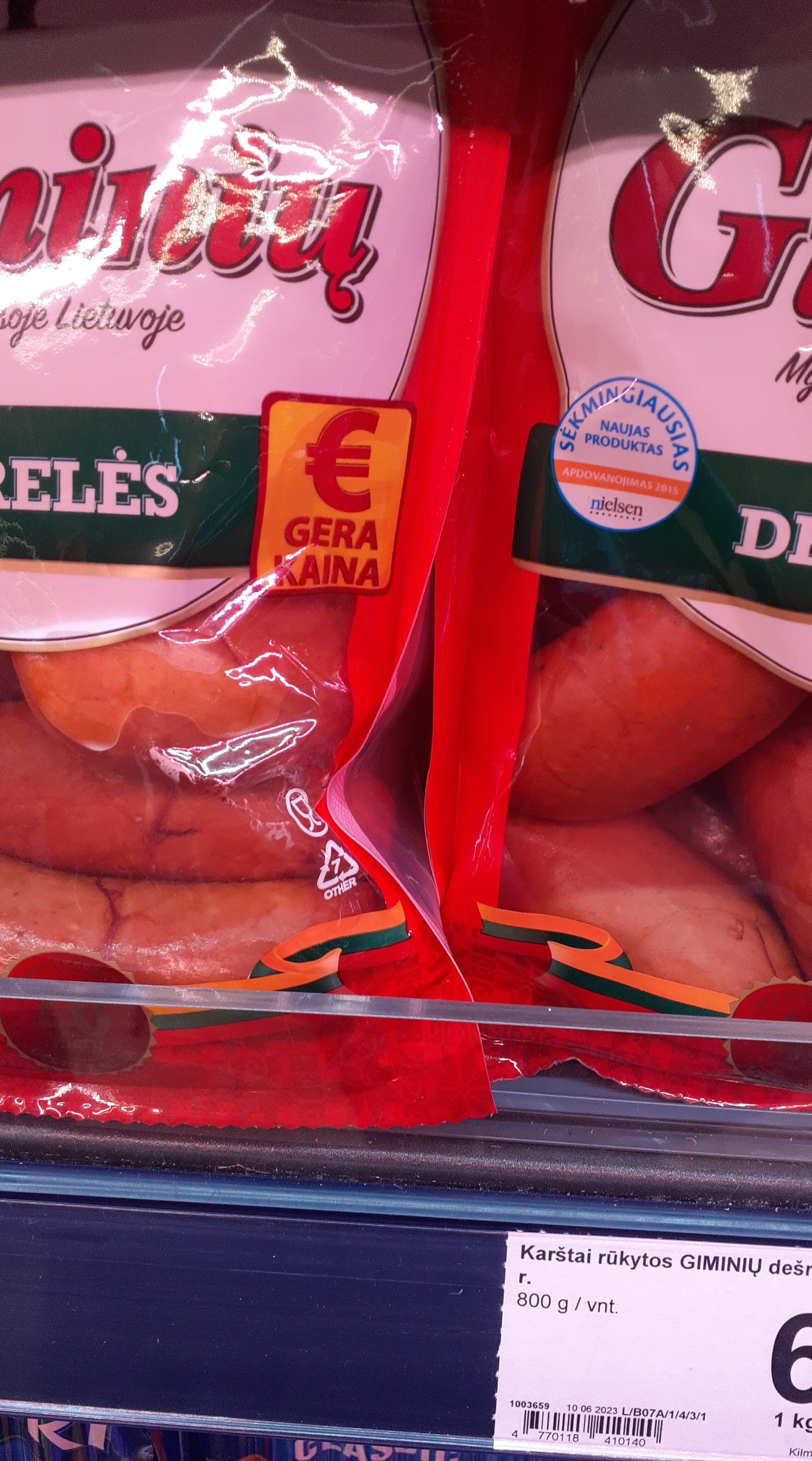 Giminių karštai rūkytos dešrelės packshot
