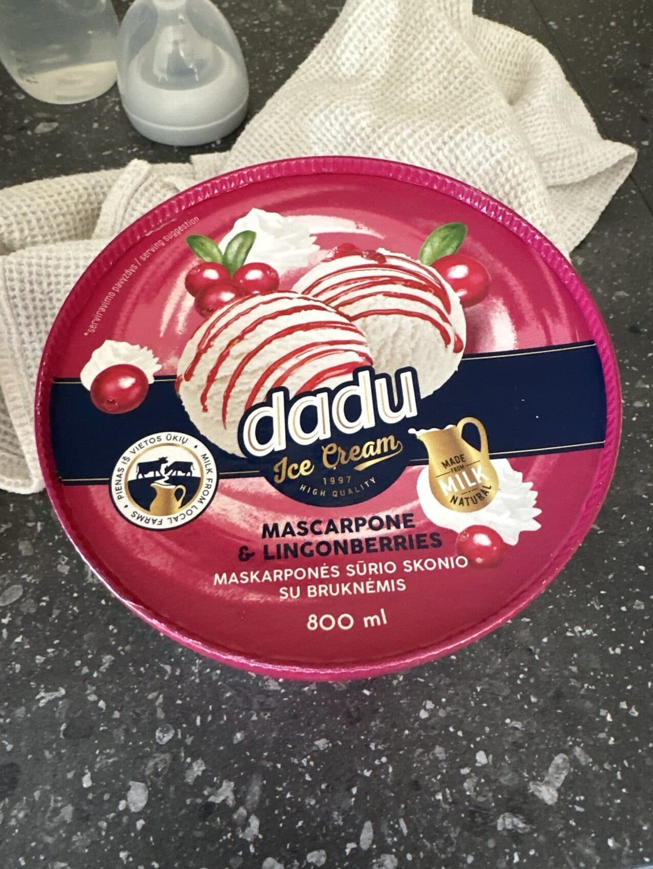 Dadu Mascarpone and lincolnberries ice cream packshot
