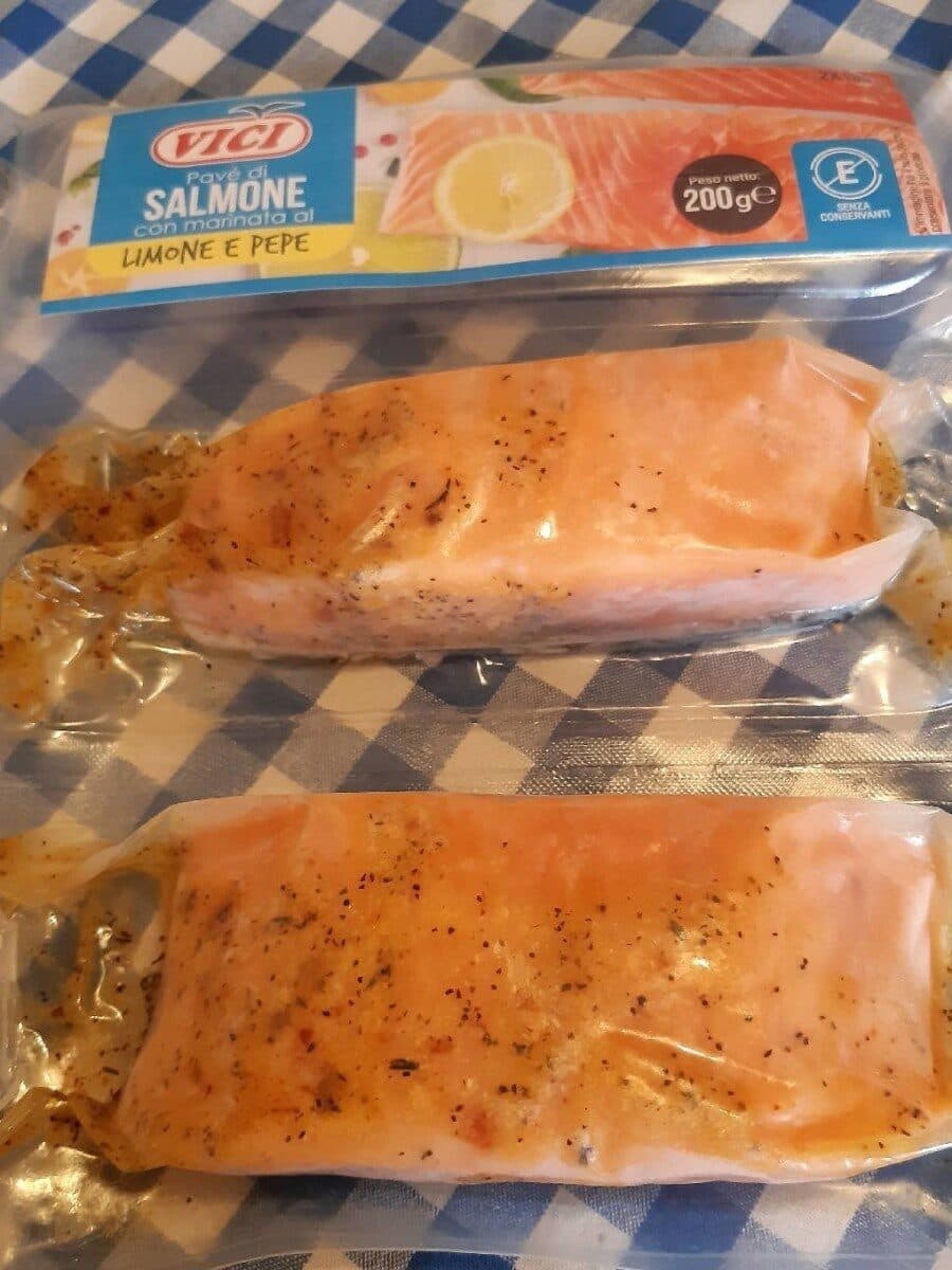 Viči Salmone norvegese con marinata al limone e pepe packshot