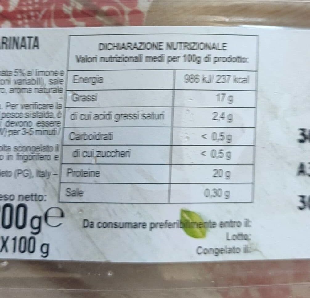Viči Salmone norvegese con marinata al limone e pepe packshot