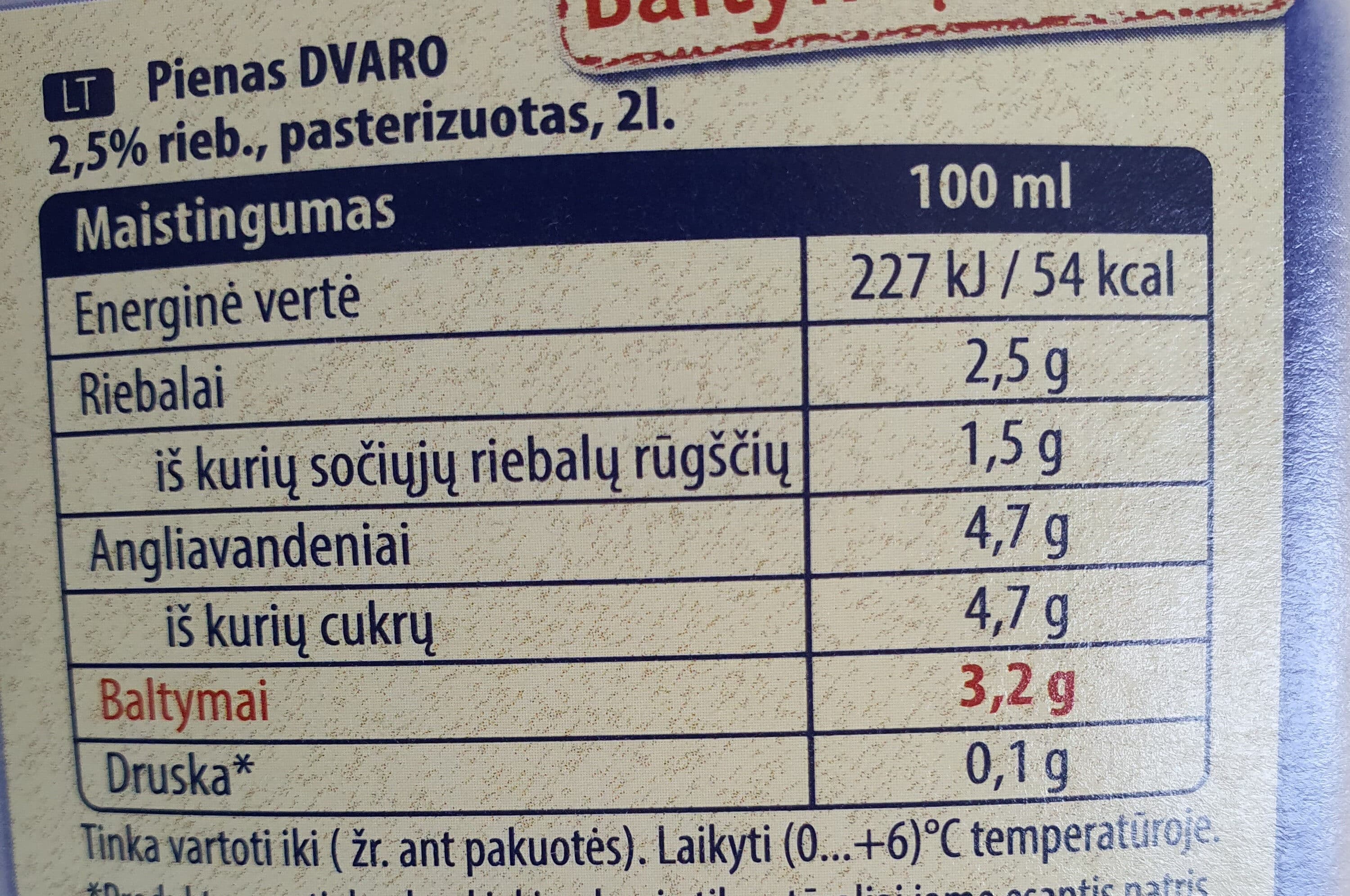 Dvaro Milk 2.5% packshot