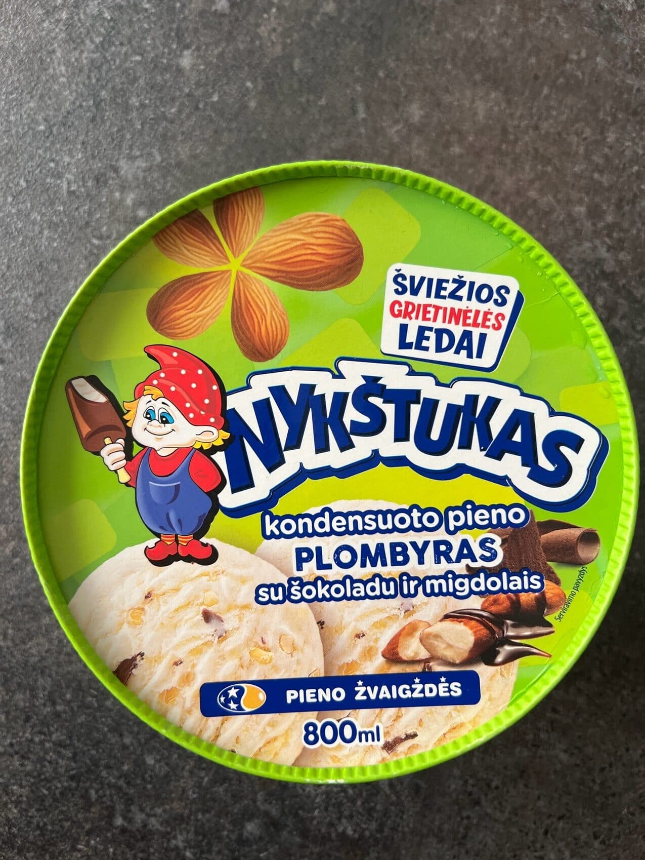 Nykštukas Kondesuoto Pieno Plombyras Su Šokoladu Ir Migdolais packshot