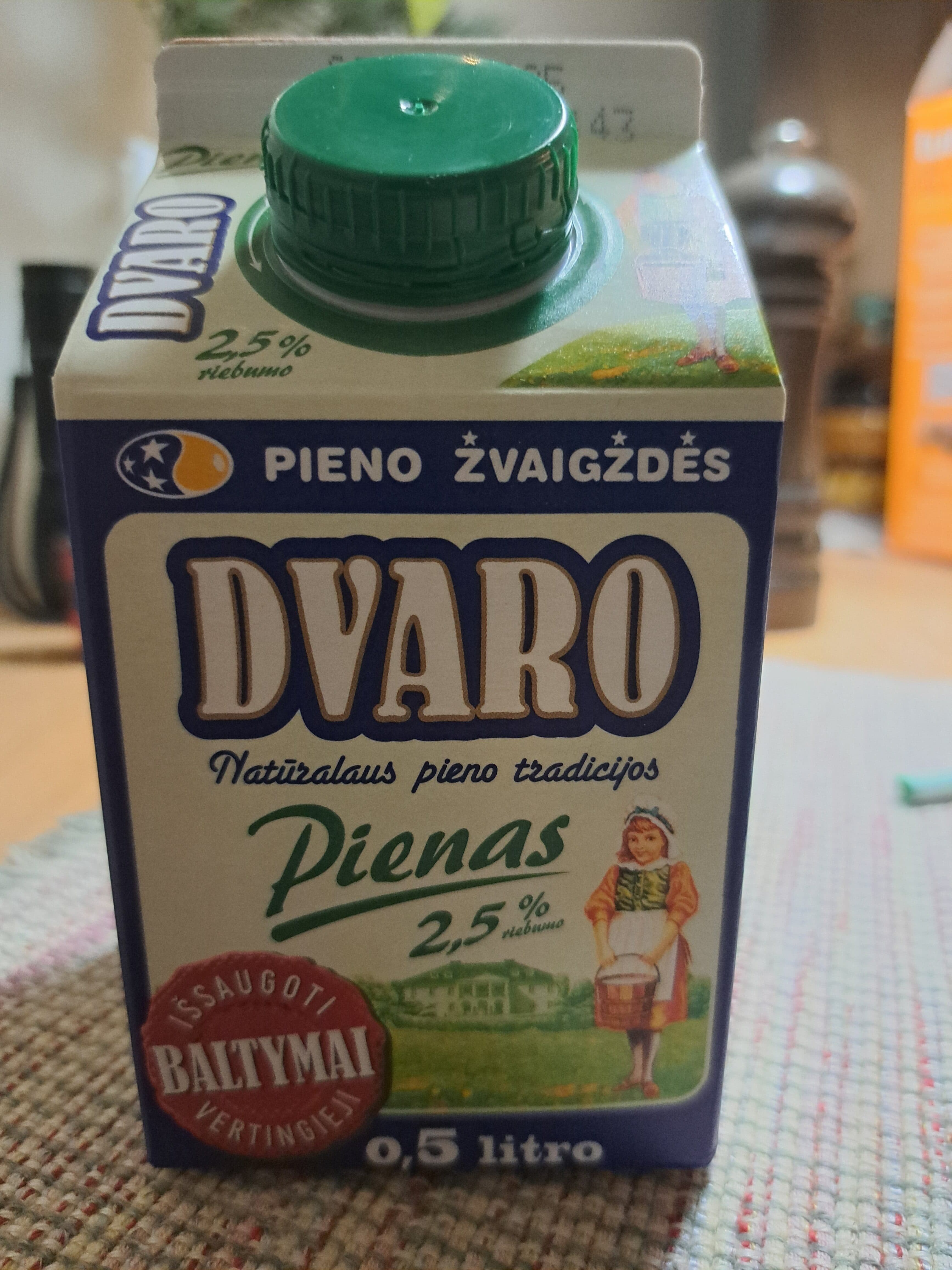dvaro pienas packshot