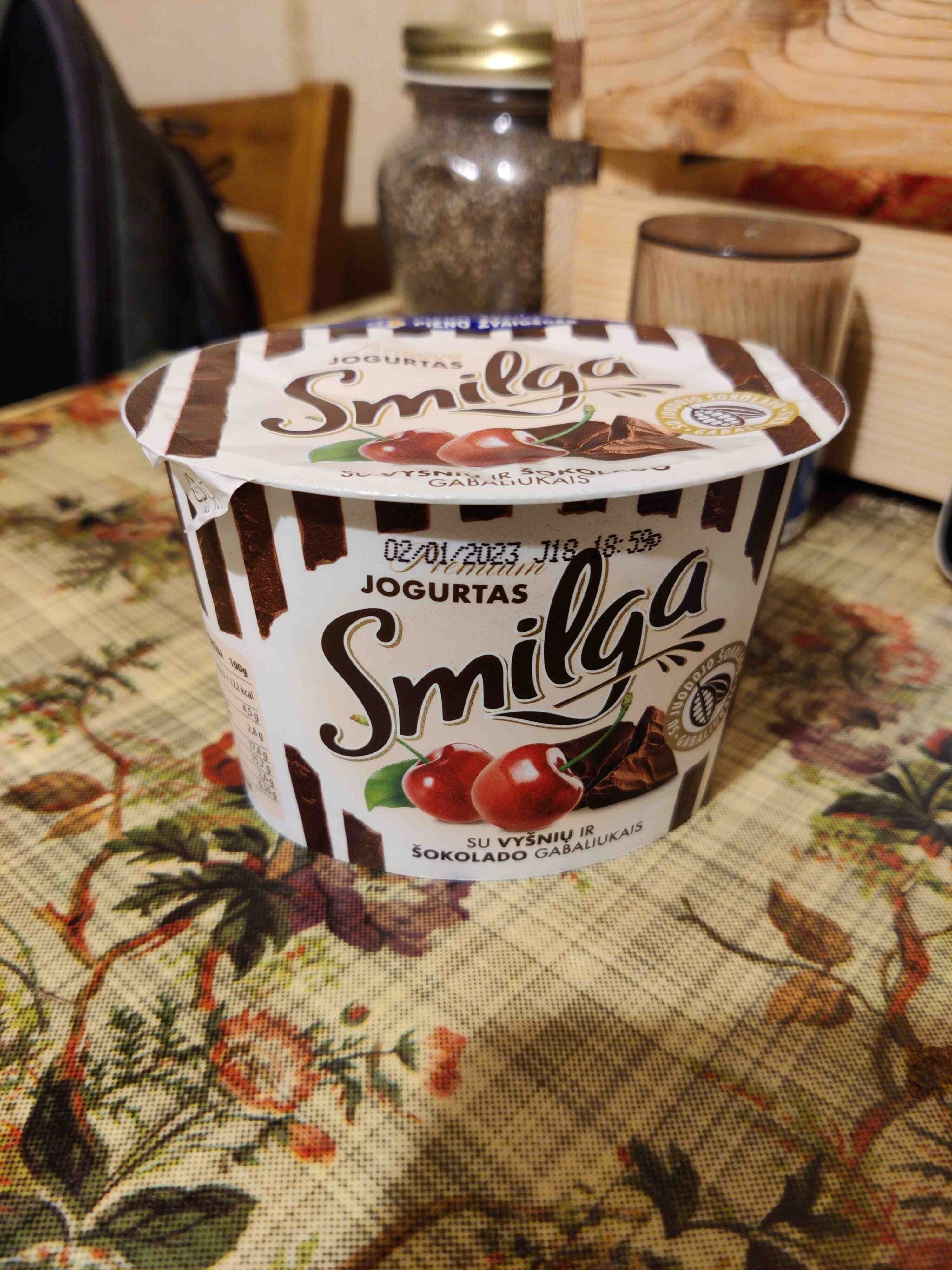 Smilga Premium jogurtas su vyšniom ir šokolado gabaliukais packshot