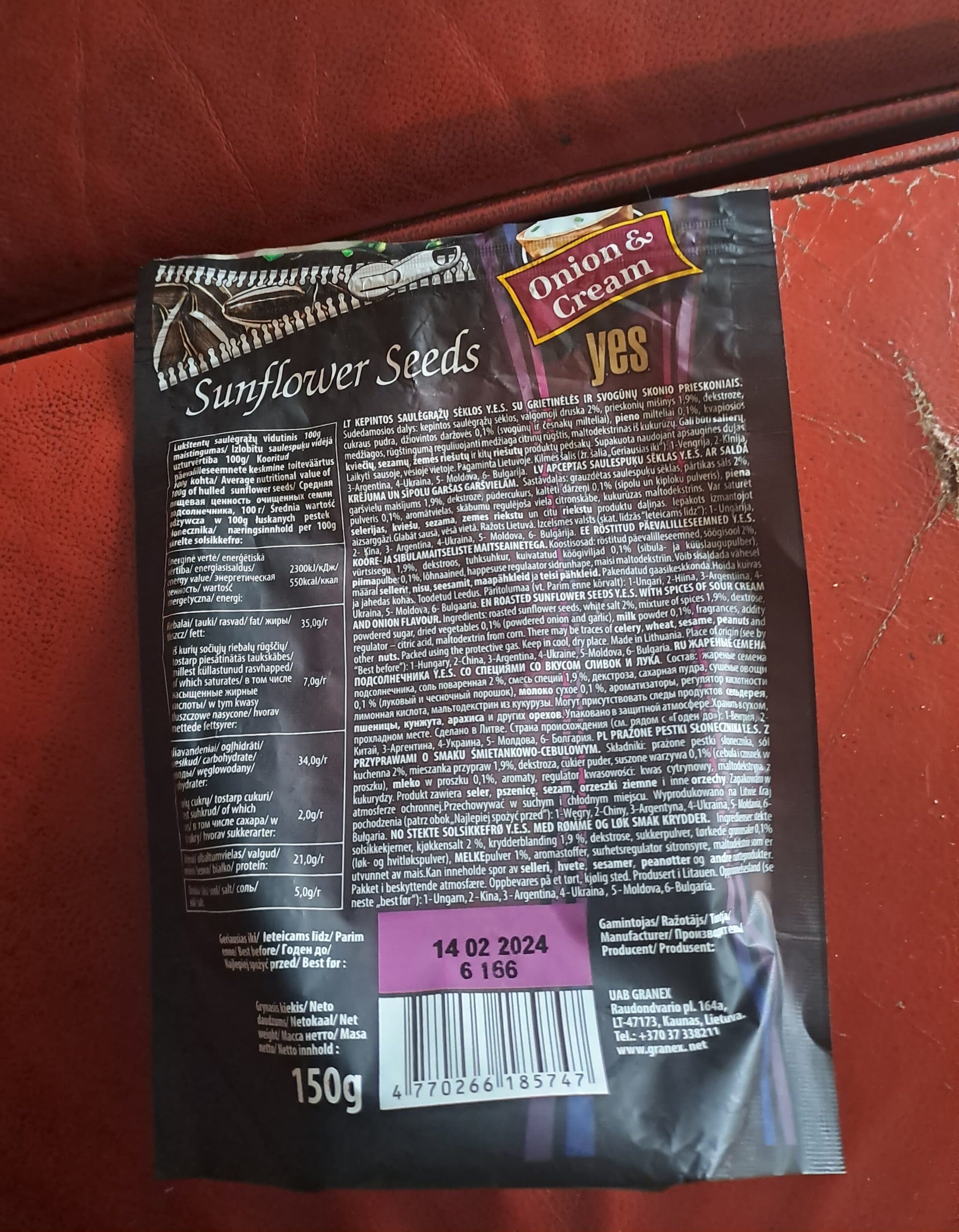 Yes Sunflower seeds roasted & spiced striped onion and cream flavor packshot