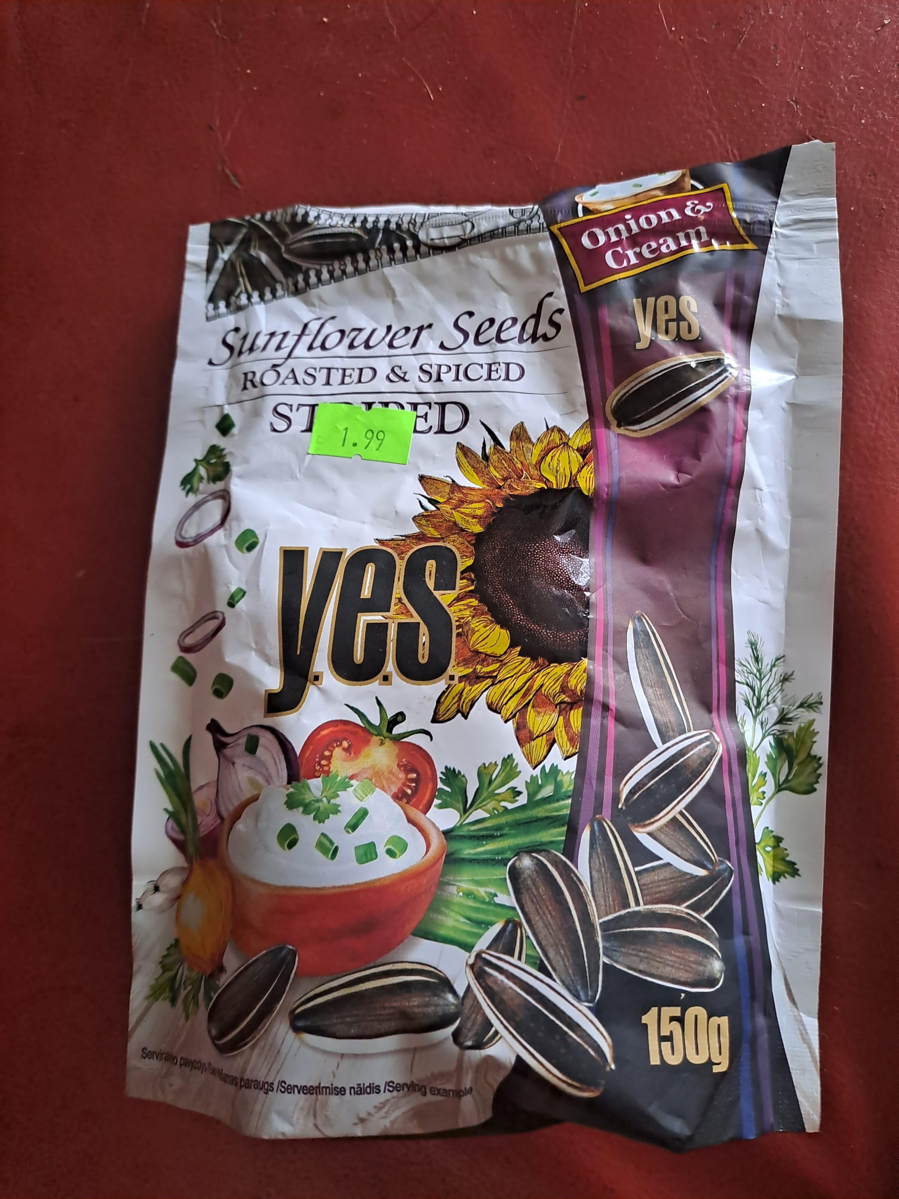 Yes Sunflower seeds roasted & spiced striped onion and cream flavor packshot
