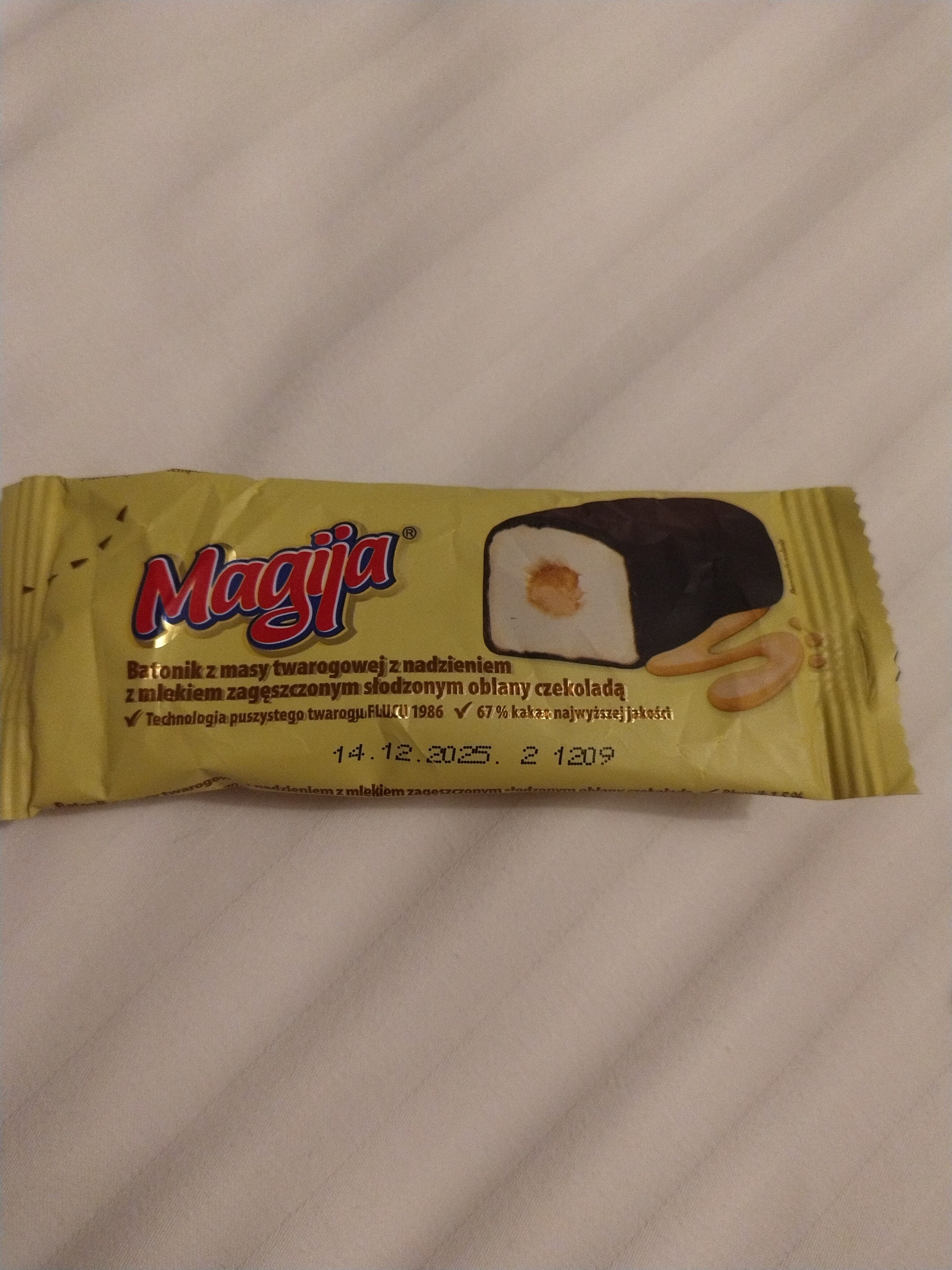 Magija Batonik z masy twarogowej z nadzieniem z mlekiem zagęszczonym słodzonym oblany czekoladą packshot