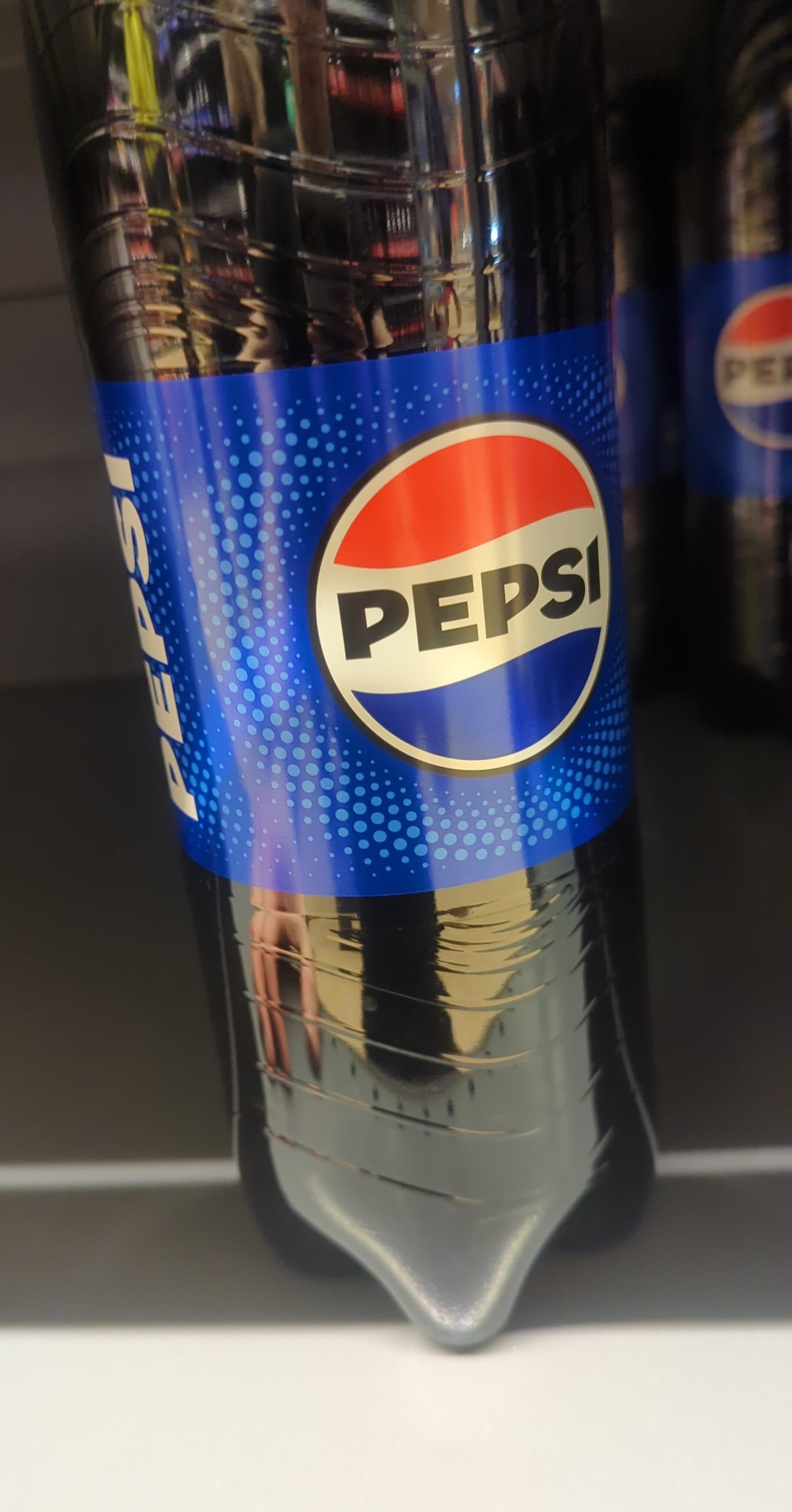 PepsiCo Inc. Carbonated aromatic drink with sugar and sweeteners packshot