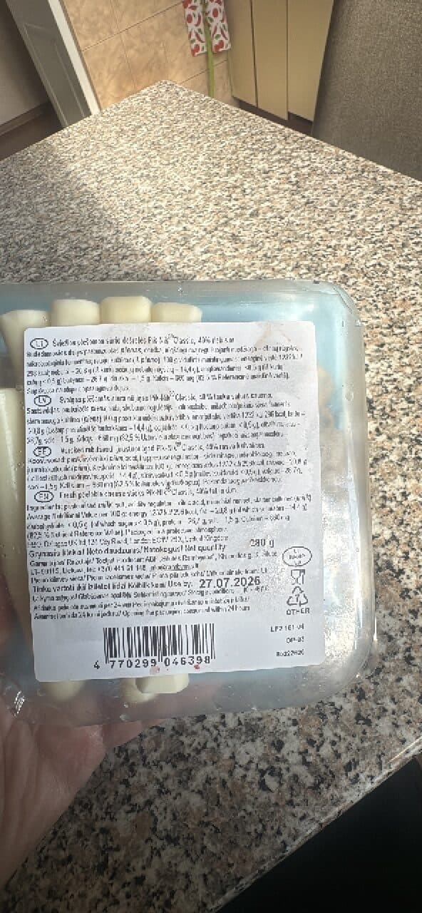 Pik-Nik Classic snack fresh peelable cheese sticks packshot