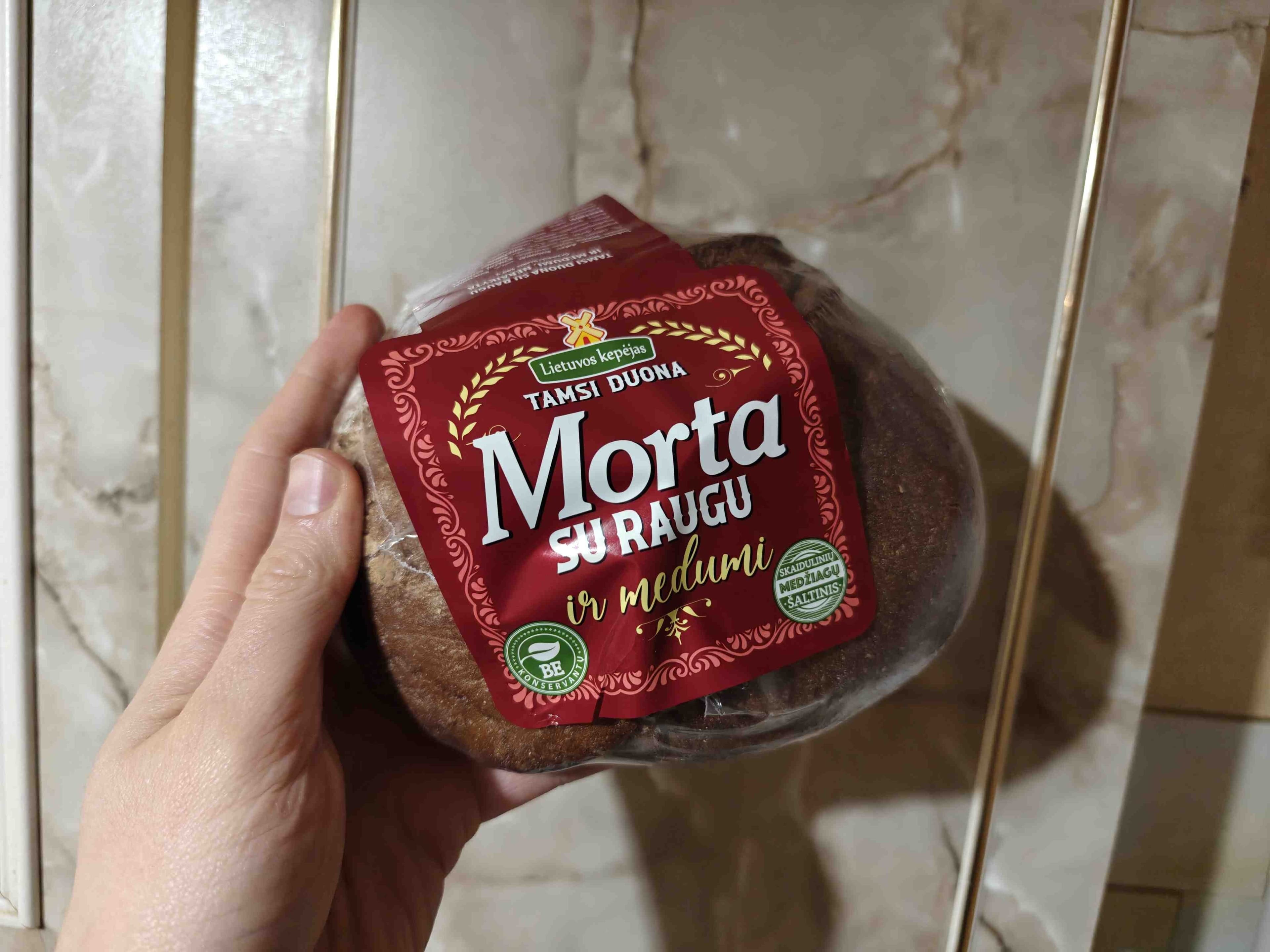 Morta Tamsi duona su raugu ir medimi packshot