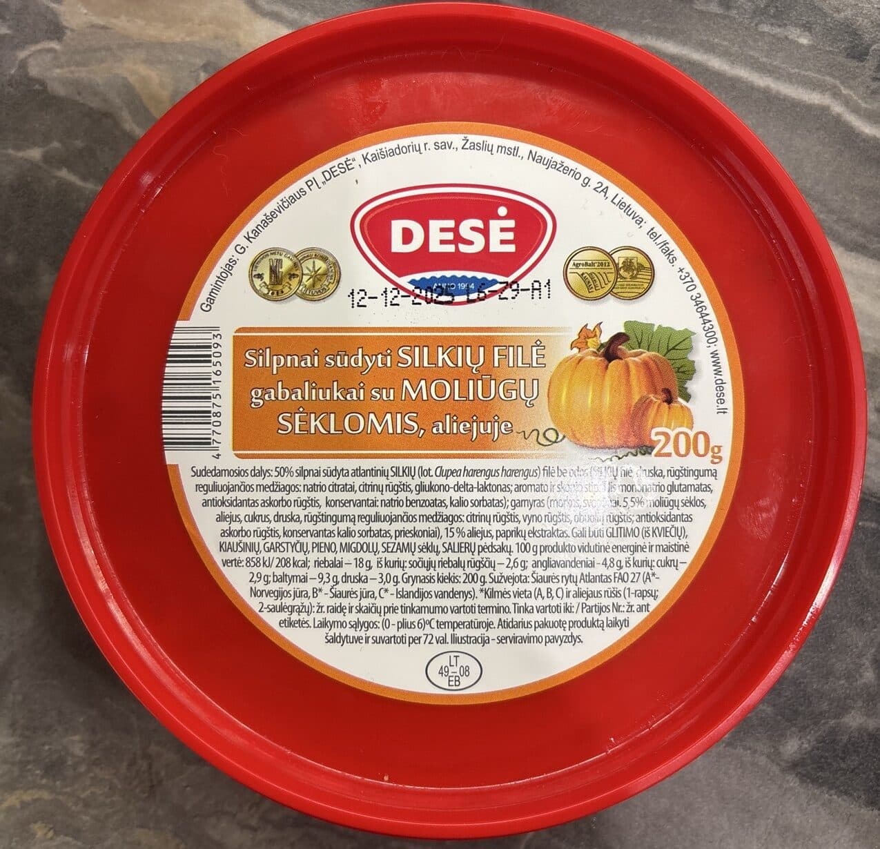 Desė Silpnai Sūdyta Silkių Filė Gabaliukais Su Moliūgų Sėklomis, Aliejuje packshot